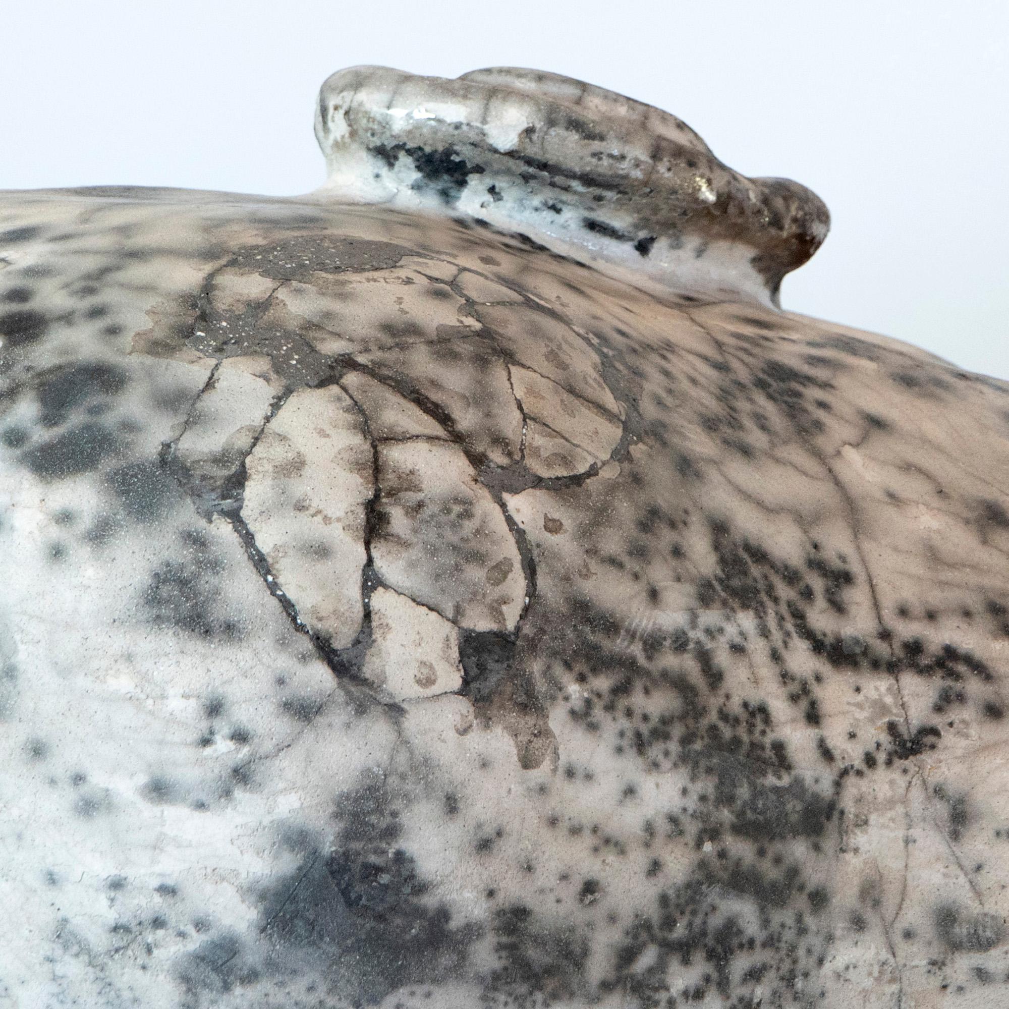 Tête couchée - Sculpture en céramique raku blanche, texture organique craquelée à la terre en vente 10