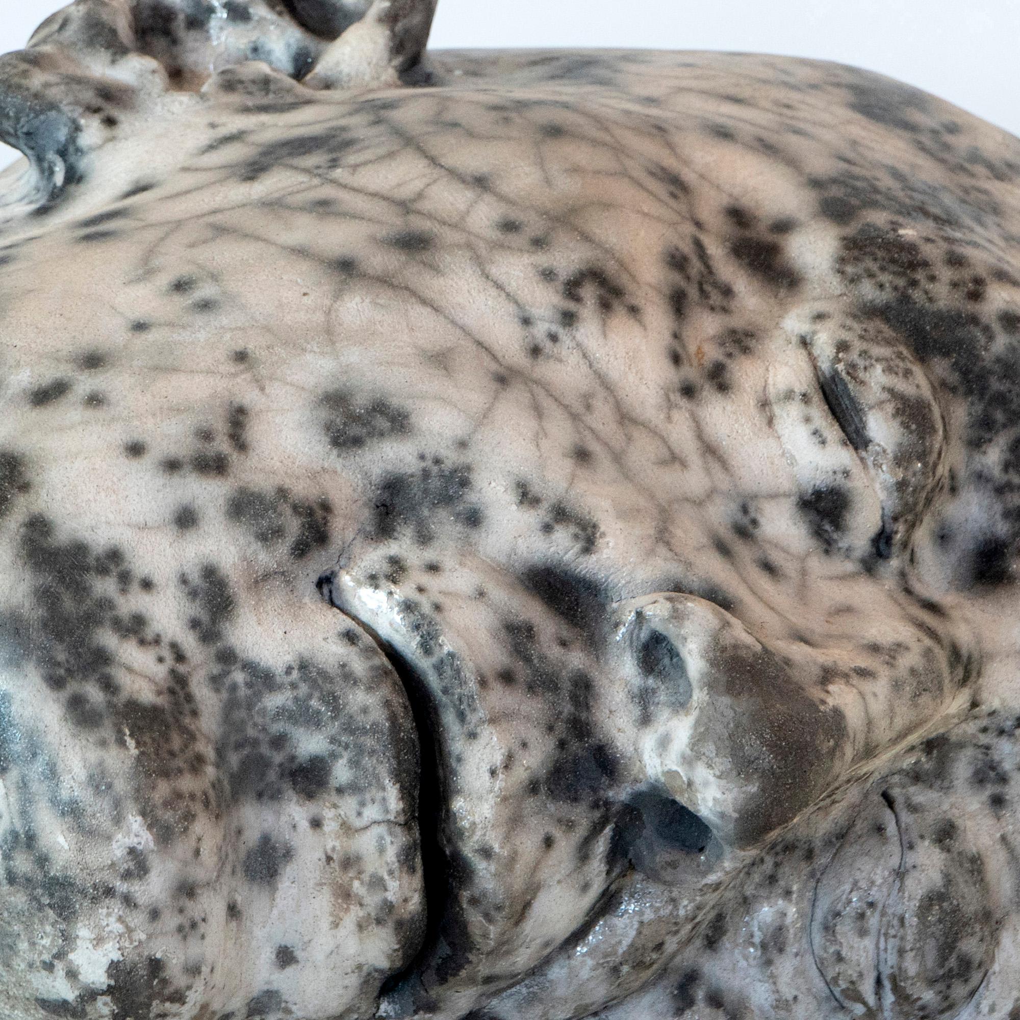 Tête couchée - Sculpture en céramique raku blanche, texture organique craquelée à la terre en vente 11