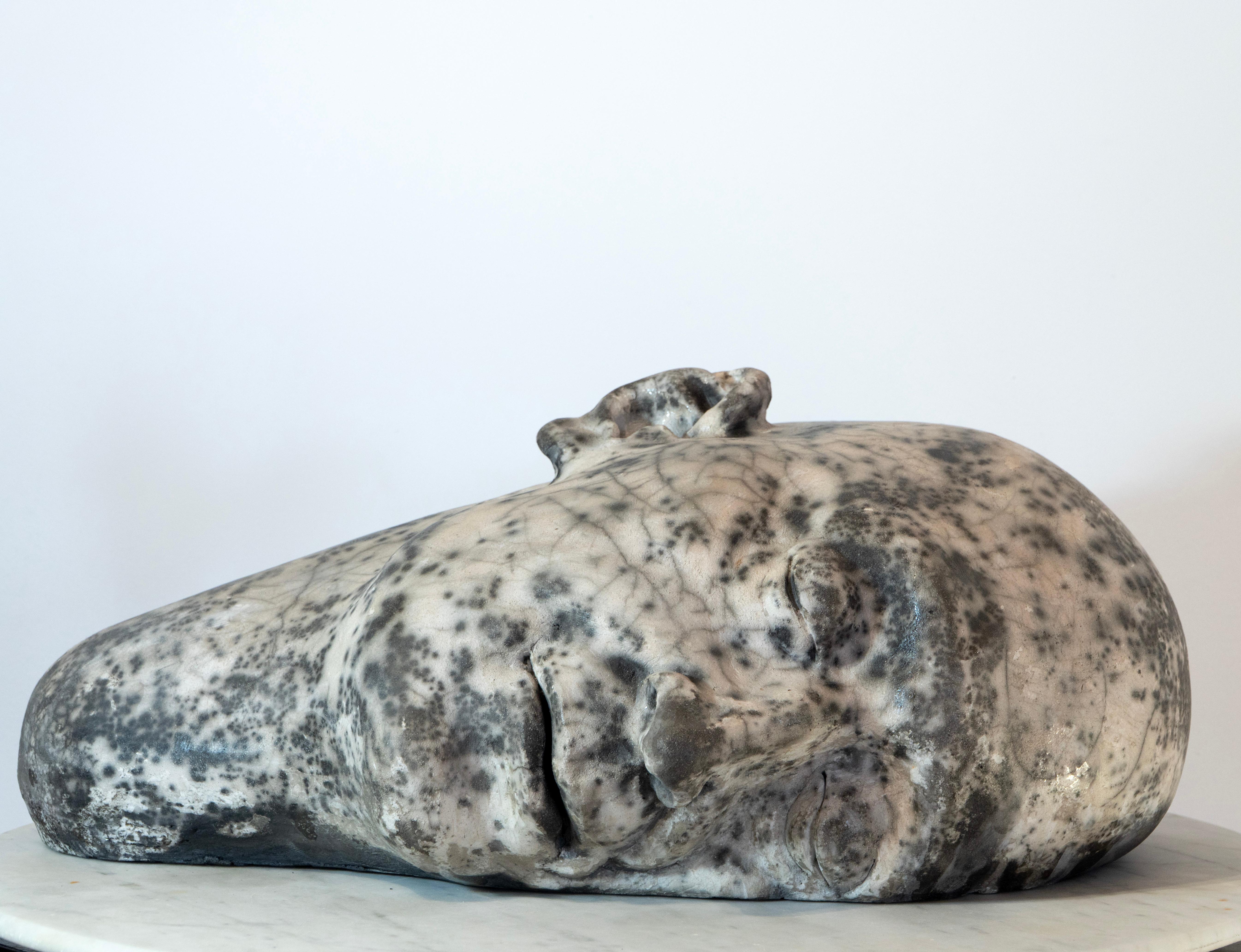 Tête couchée - Sculpture en céramique raku blanche, texture organique craquelée à la terre - Gris Figurative Sculpture par Óscar Aldonza Torres