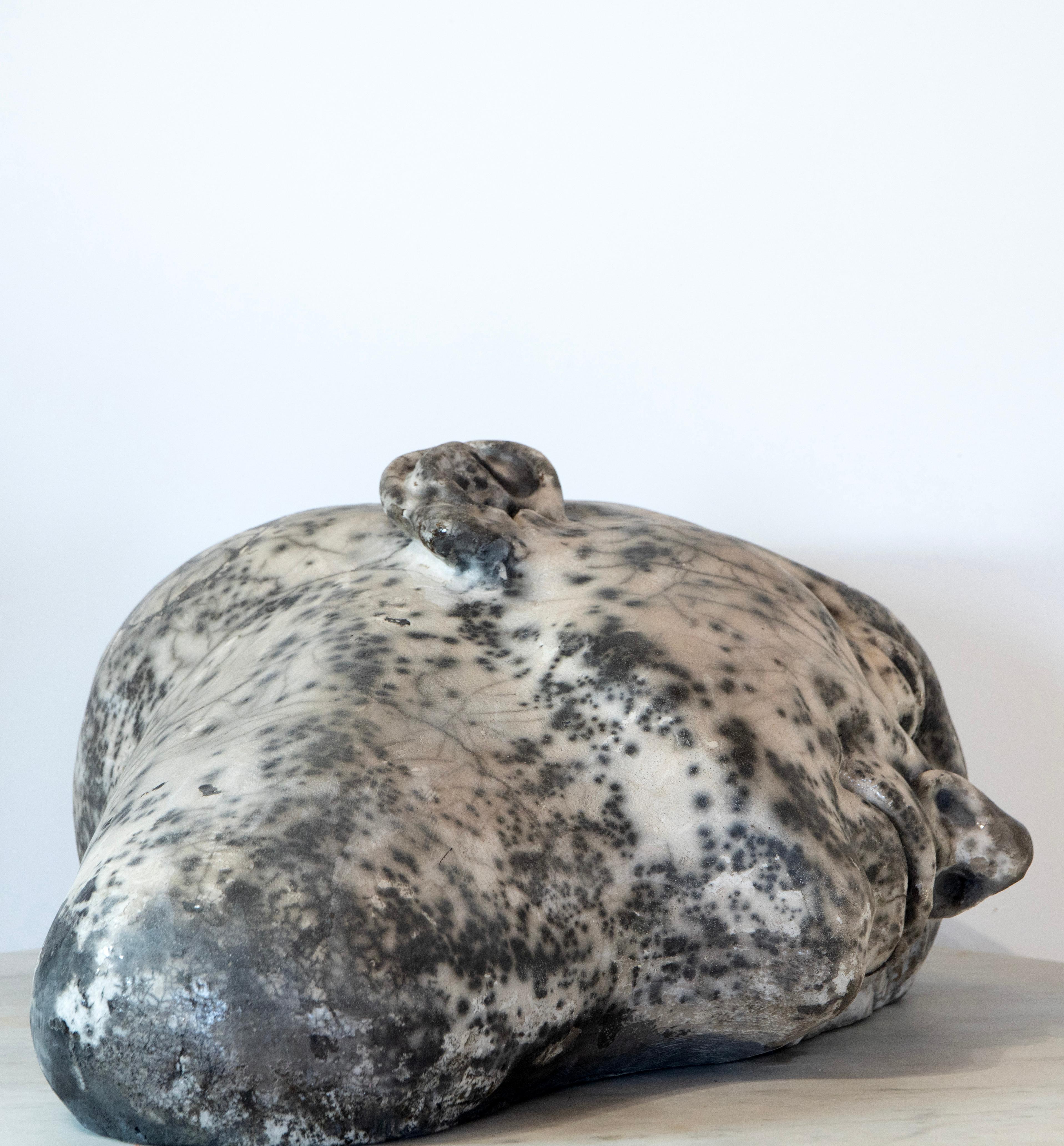 Tête couchée - Sculpture en céramique raku blanche, texture organique craquelée à la terre en vente 1