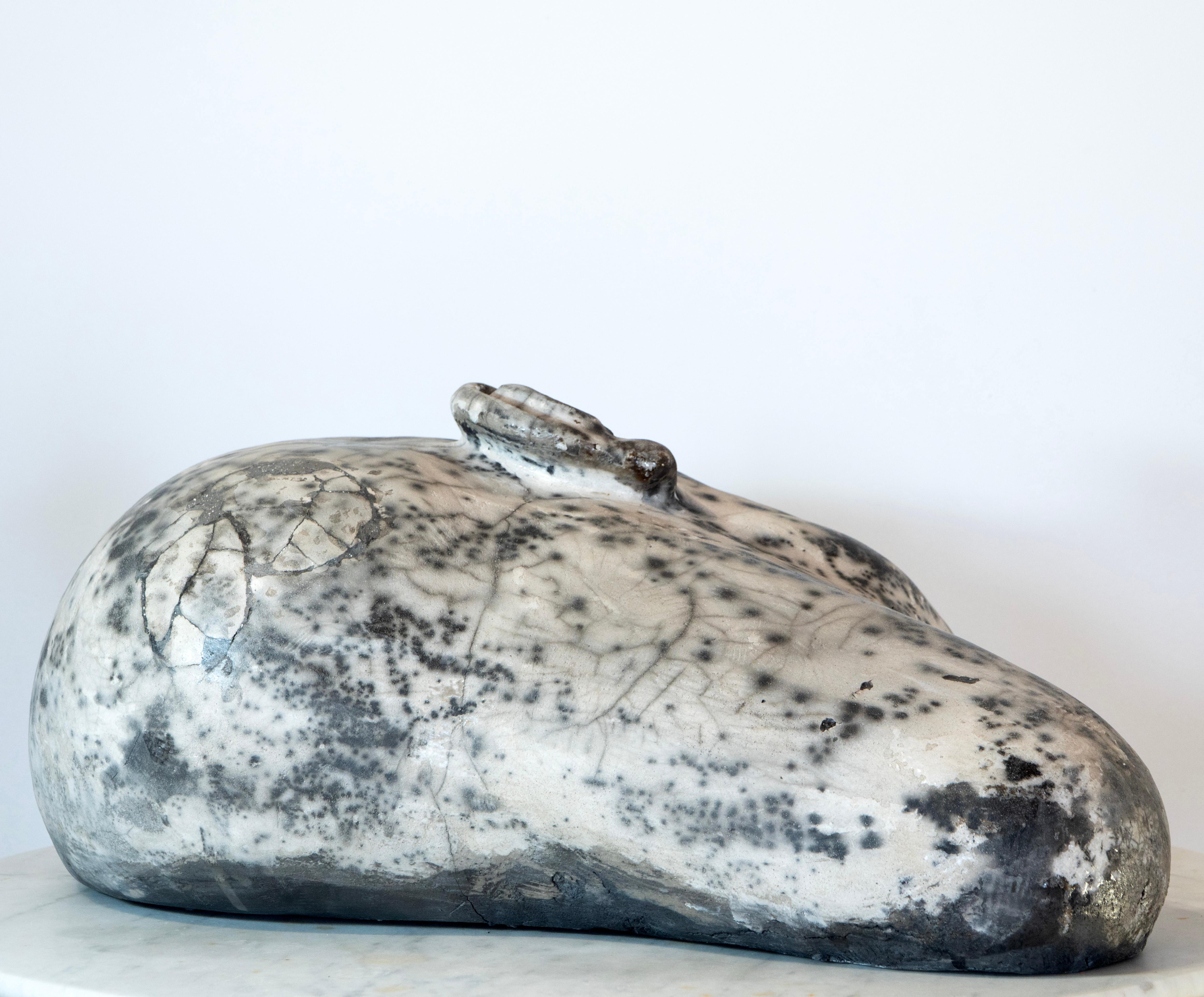 Tête couchée - Sculpture en céramique raku blanche, texture organique craquelée à la terre en vente 3