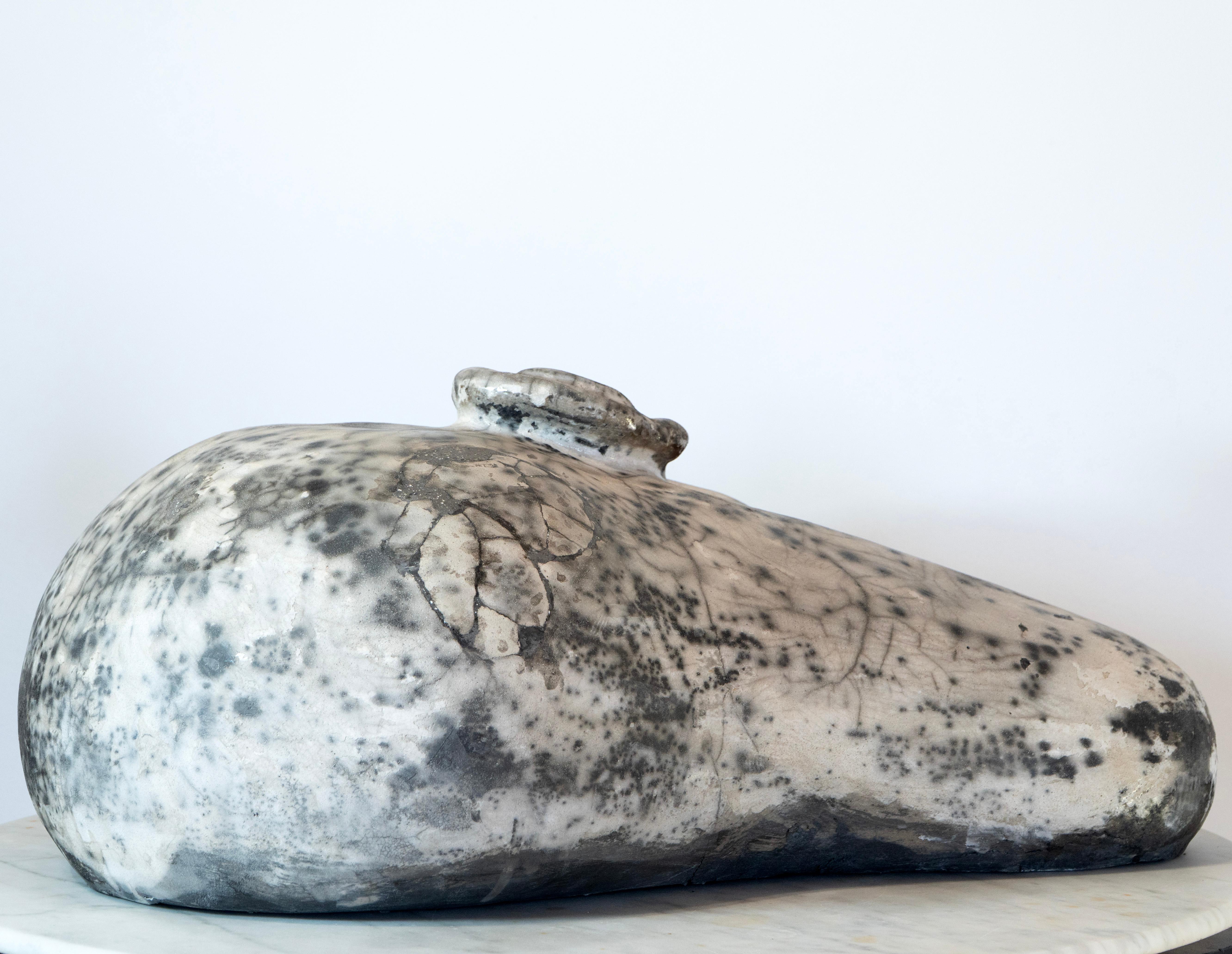 Tête couchée - Sculpture en céramique raku blanche, texture organique craquelée à la terre en vente 4