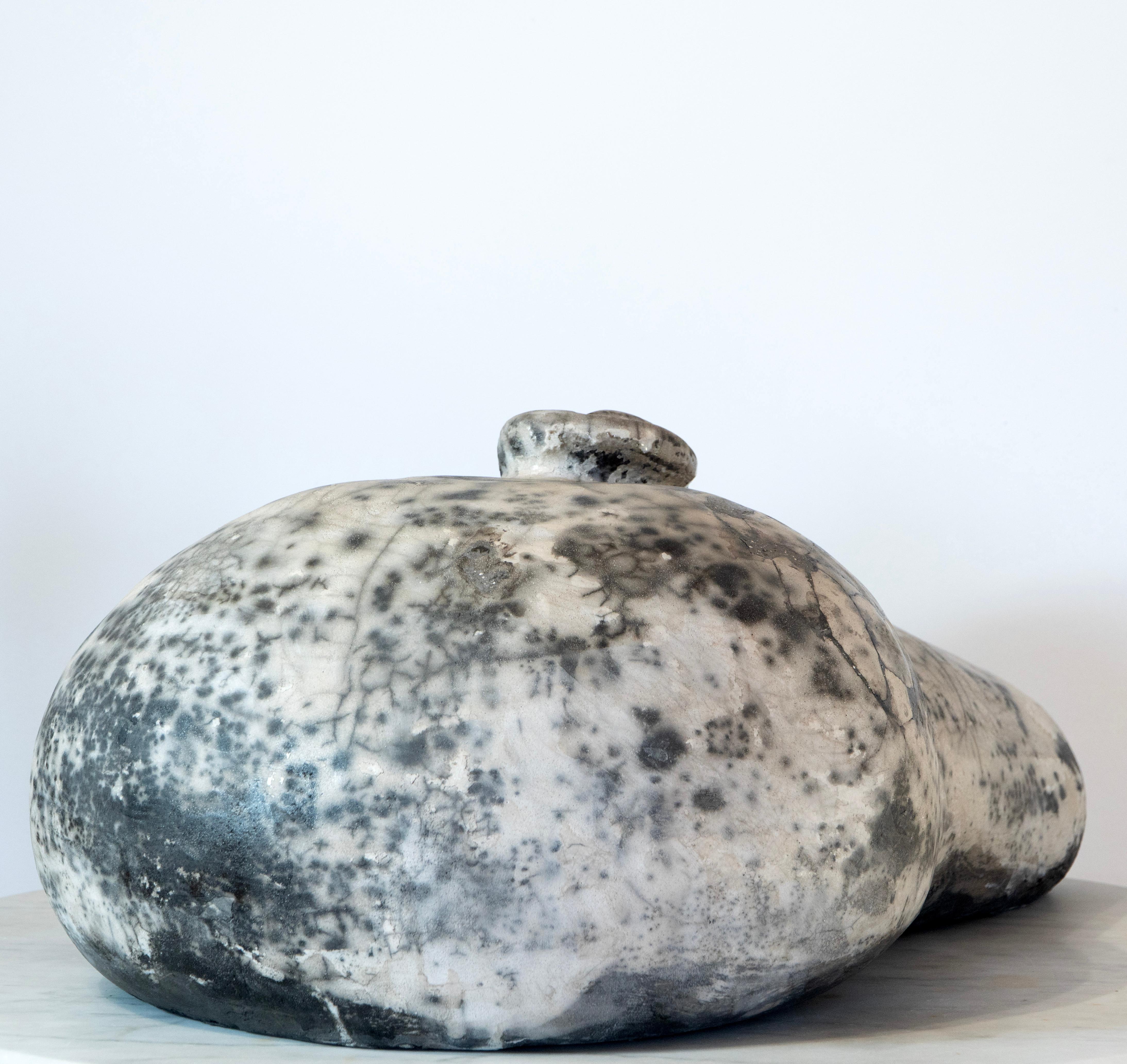 Tête couchée - Sculpture en céramique raku blanche, texture organique craquelée à la terre en vente 5