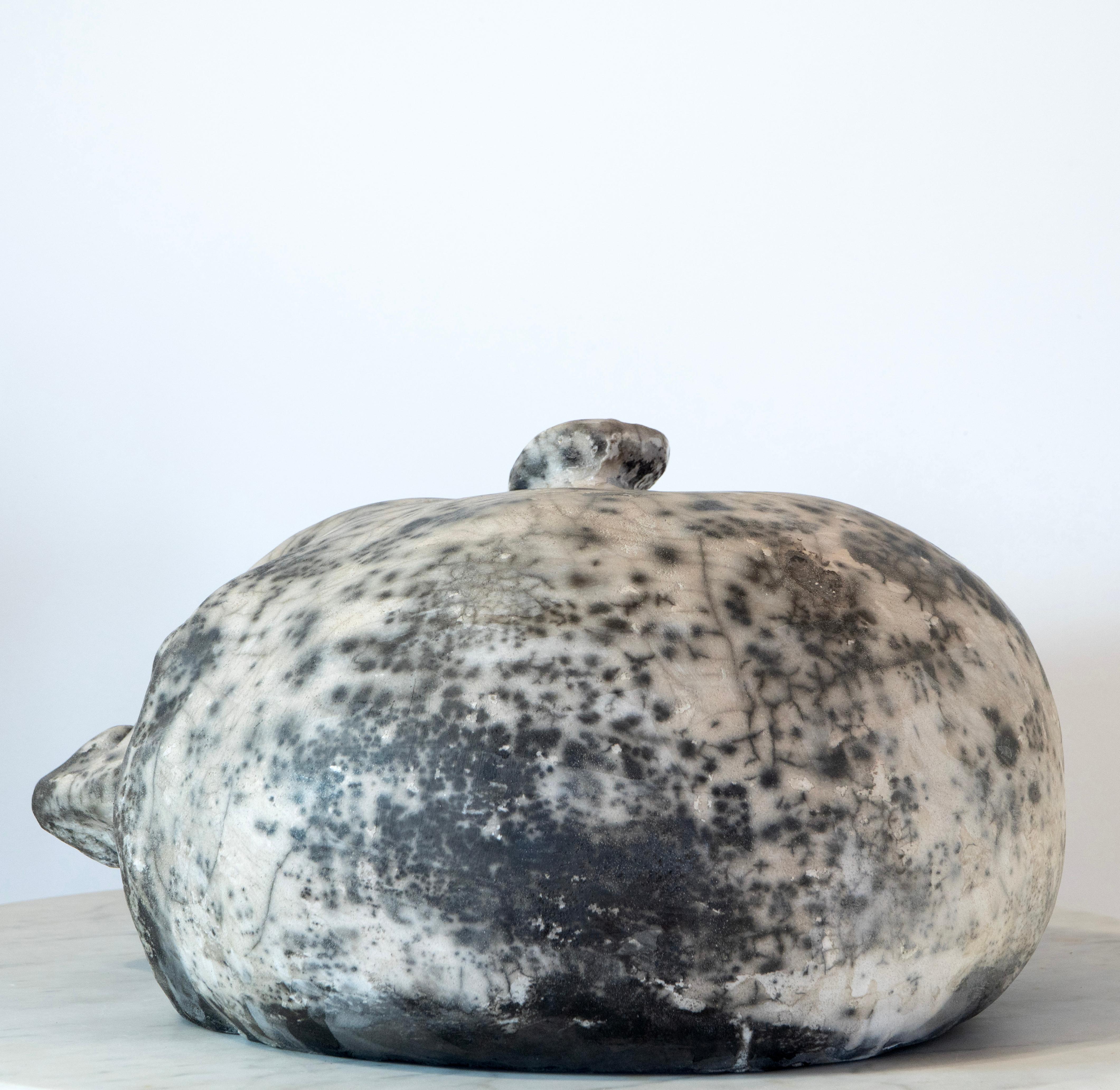 Tête couchée - Sculpture en céramique raku blanche, texture organique craquelée à la terre en vente 6