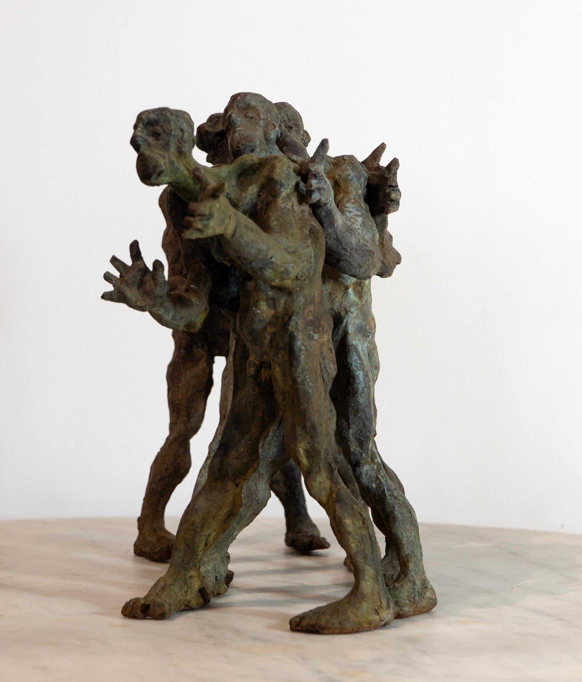 Ensemble de cinq vagabonds terriens. Bronze à cire perdue coulé par l'artiste, expressionniste - Sculpture de Óscar Aldonza Torres