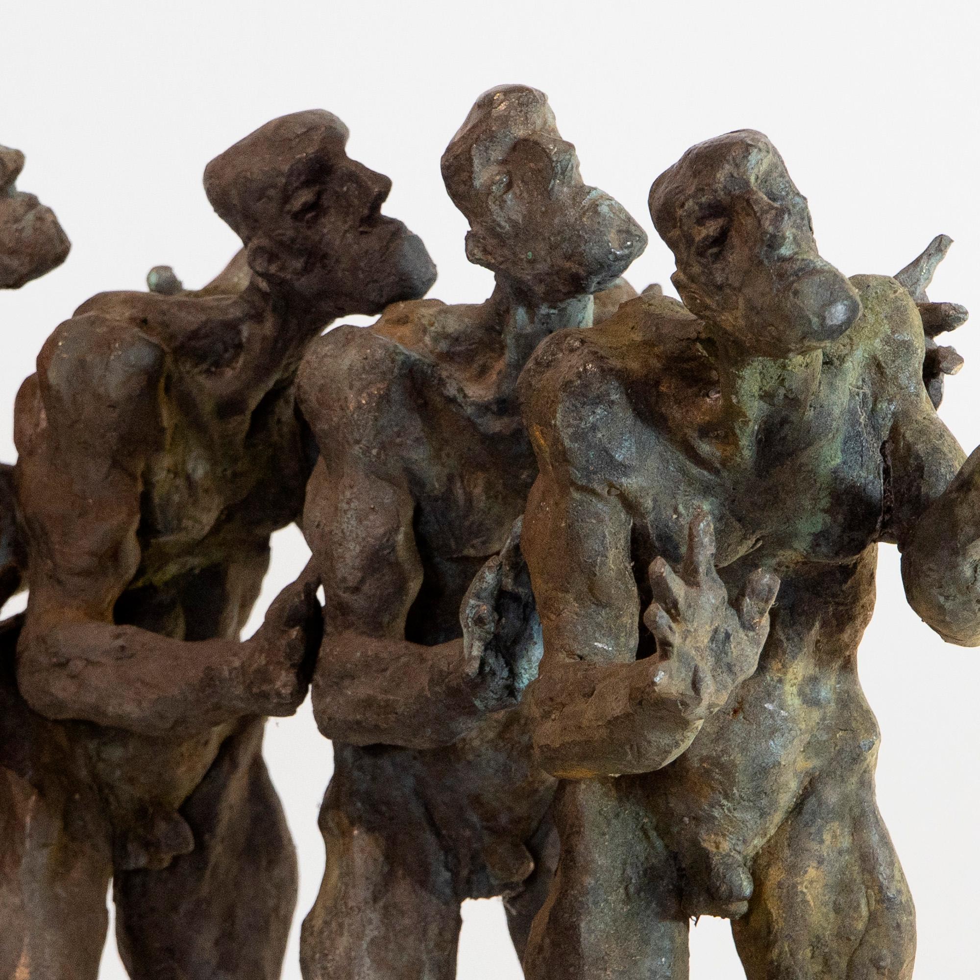 Ensemble de cinq vagabonds terriens. Bronze à cire perdue coulé par l'artiste, expressionniste - Contemporain Sculpture par Óscar Aldonza Torres