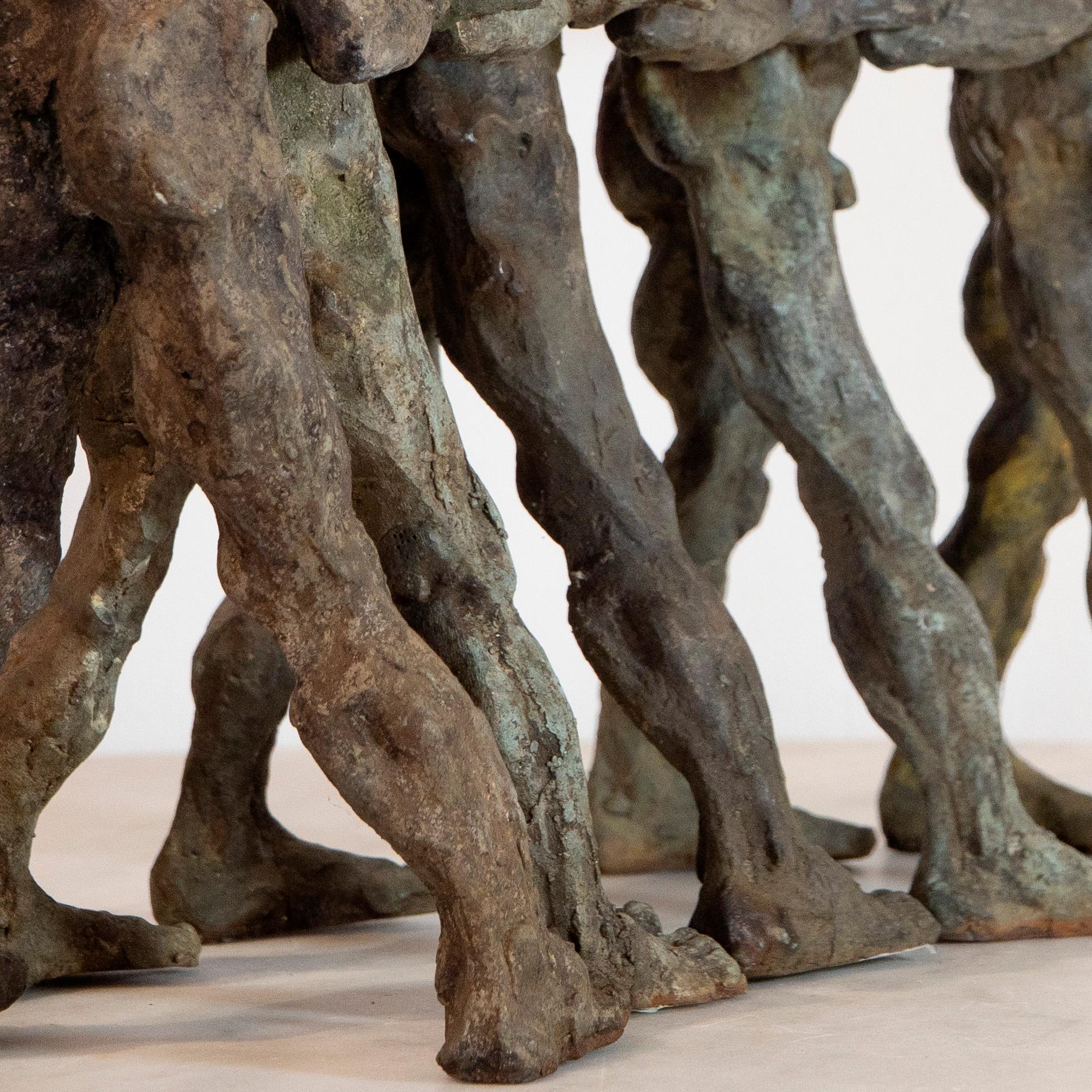 Ensemble de cinq vagabonds terriens. Bronze à cire perdue coulé par l'artiste, expressionniste - Or Figurative Sculpture par Óscar Aldonza Torres