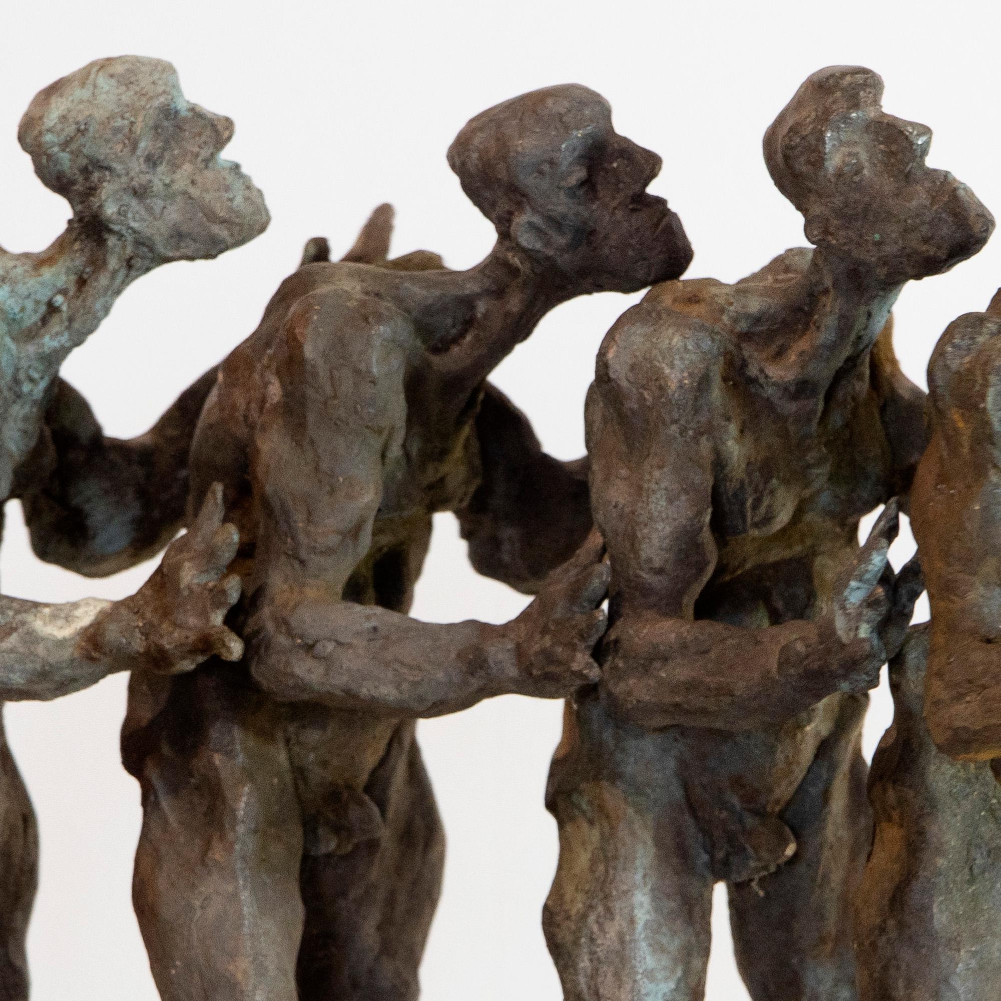 L'ensemble expressionniste en bronze à la cire perdue canalise les textures brutes de la terre et les formes émotives à travers cinq vagabonds aveugles qui explorent l'incertitude par la sensation tactile. Cet ensemble exclusif de cinq figurines -