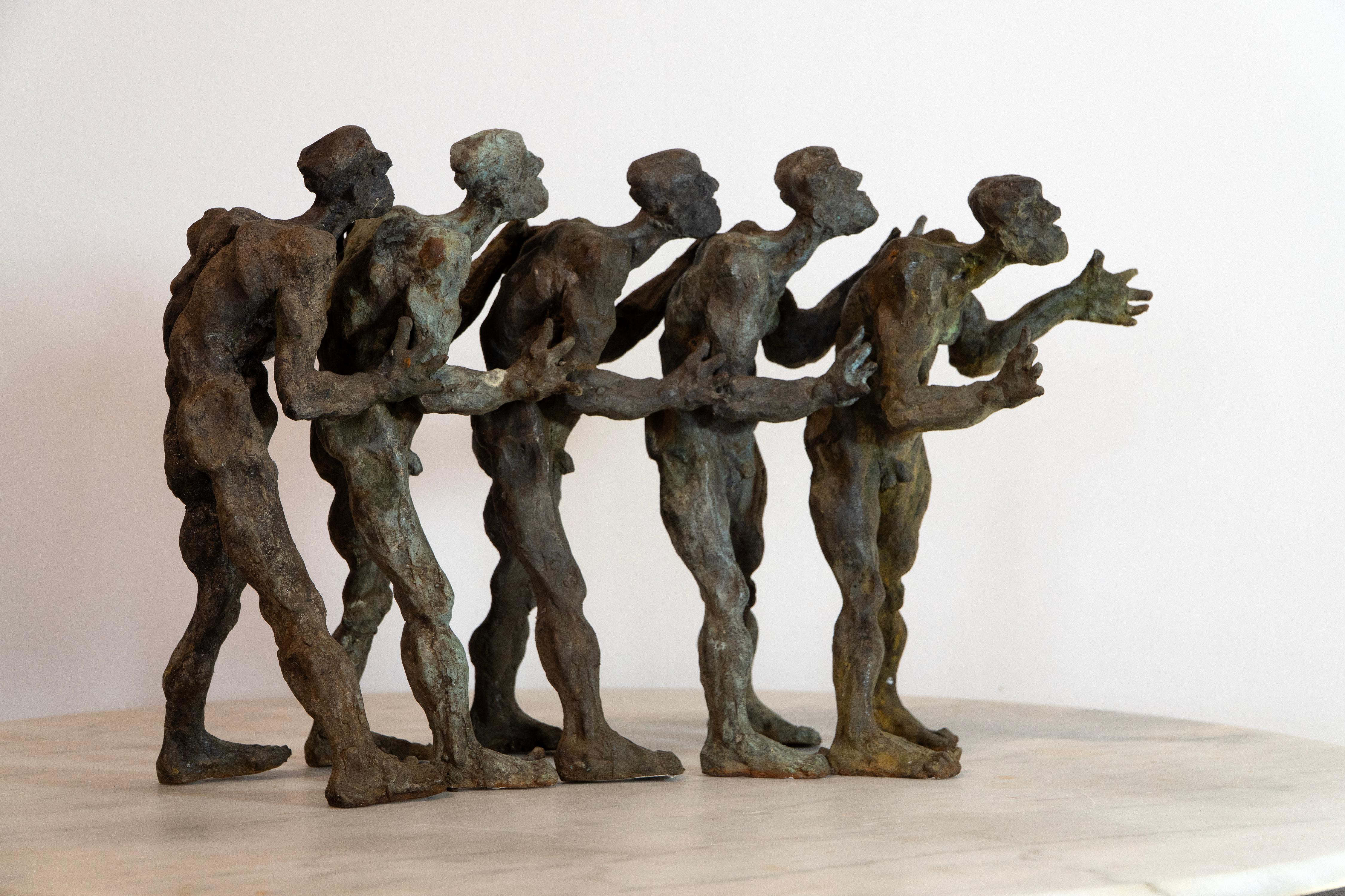 Figurative Sculpture Óscar Aldonza Torres - Ensemble de cinq vagabonds terriens. Bronze à cire perdue coulé par l'artiste, expressionniste
