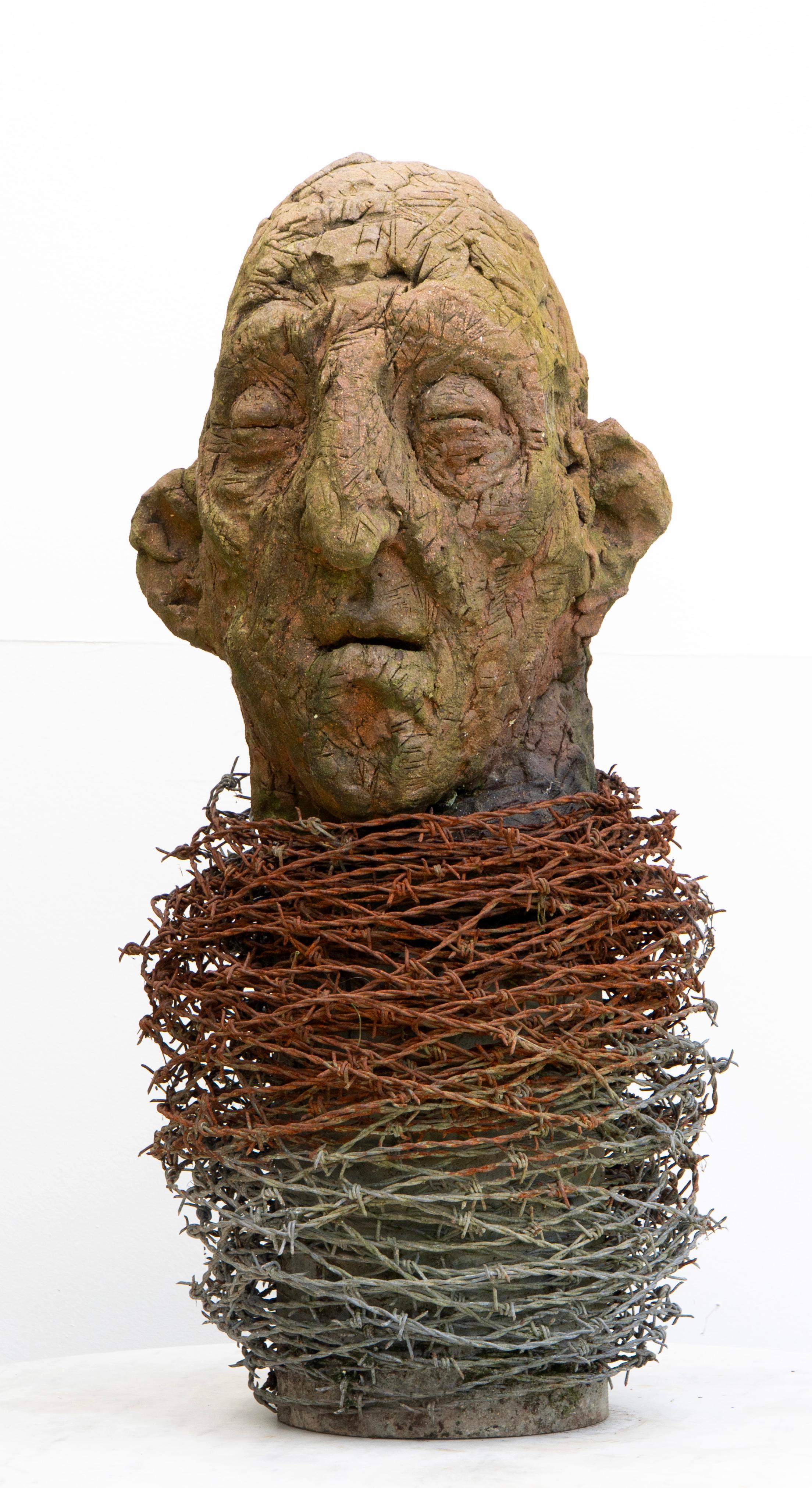 Testa 14 is a large-format work from the Testas series, a sculptural project dedicated to the exploration of the human head as a universal and timeless form. Crafted in refractory stoneware fired in reduction, this piece incorporates embedded iron