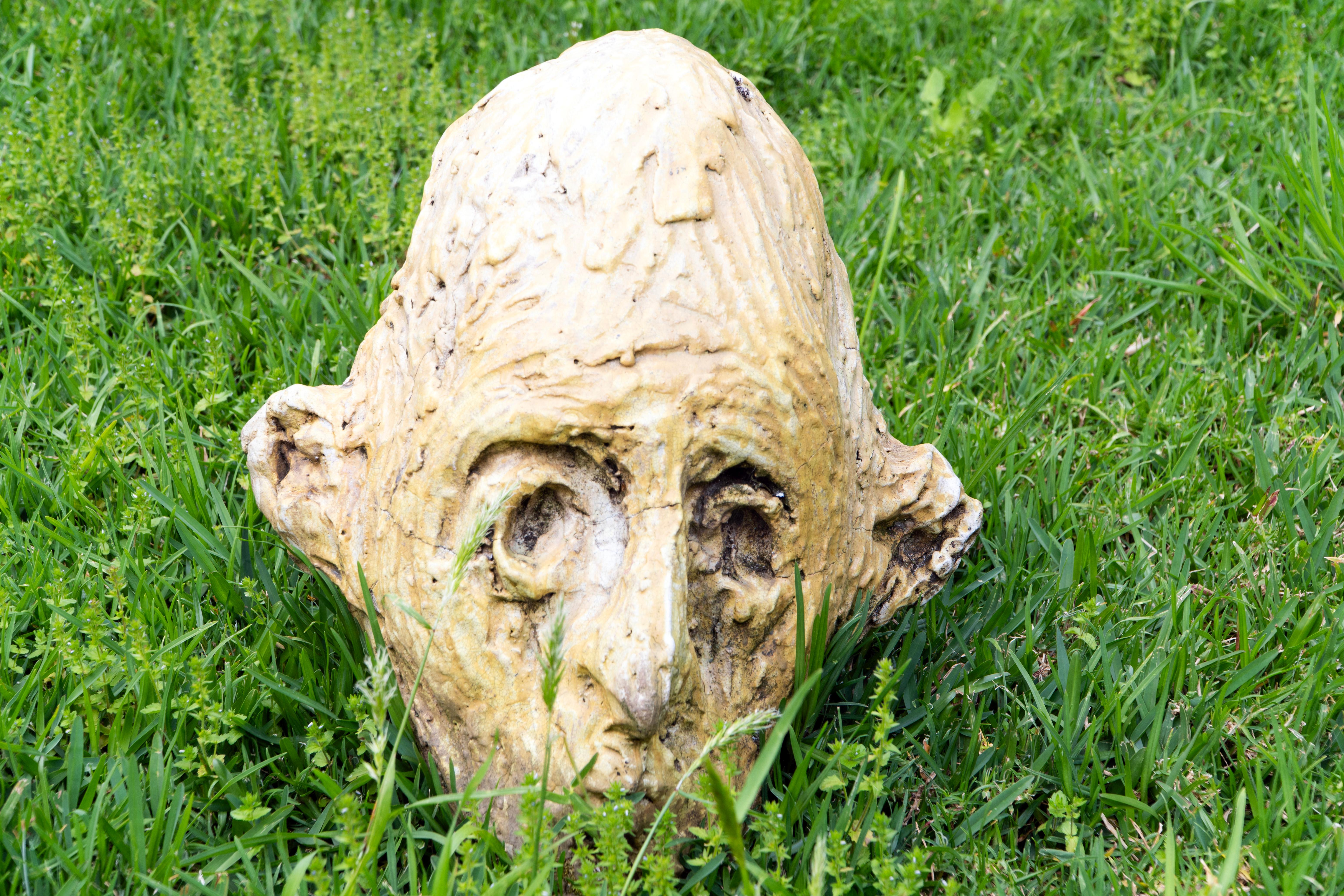 Testa Nº 8 Expresionist Ceramic Head in White Stoneware with Bismuth Raku Glaze For Sale 5