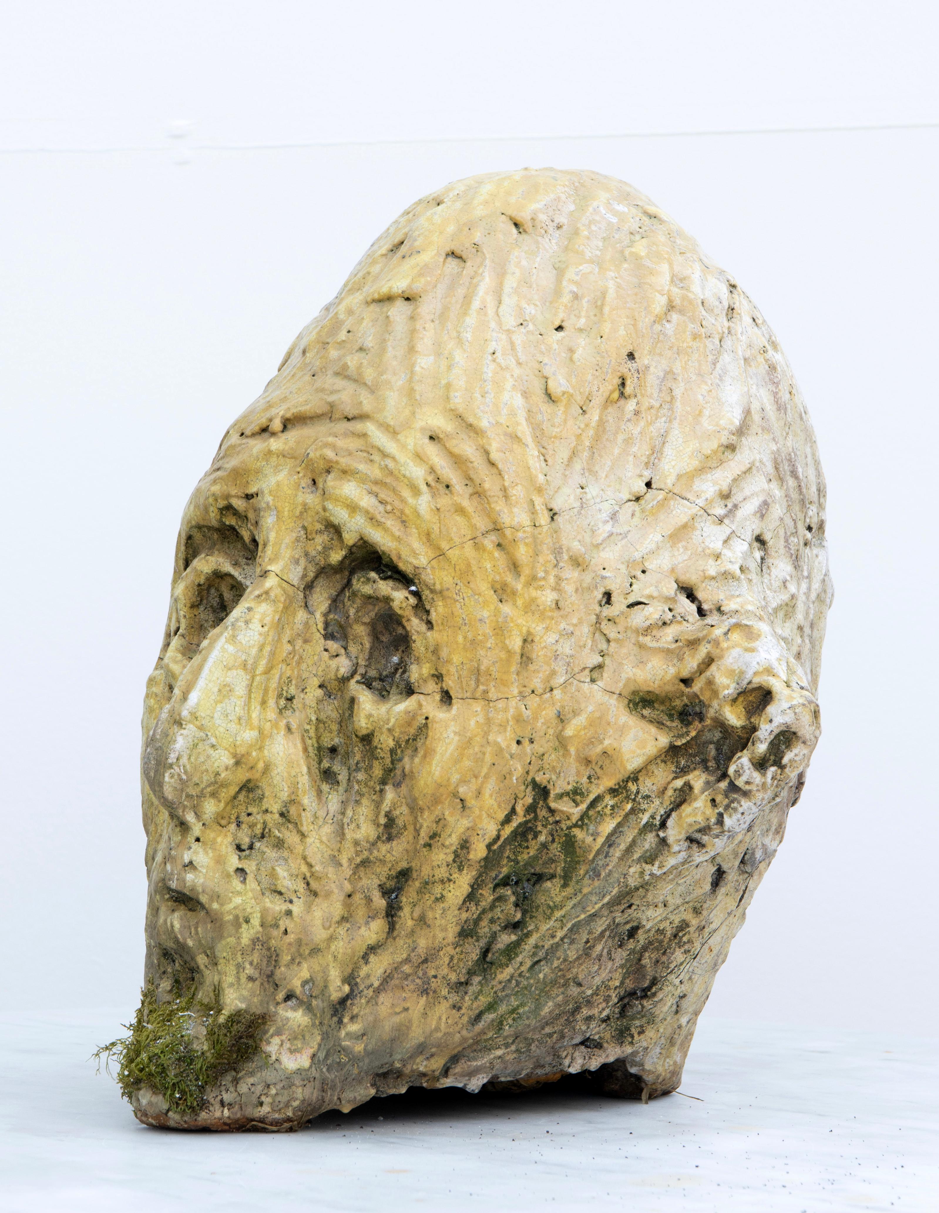 Testa Nº 8 Expresionist Ceramic Head in White Stoneware with Bismuth Raku Glaze - Expressionist Sculpture by Óscar Aldonza Torres