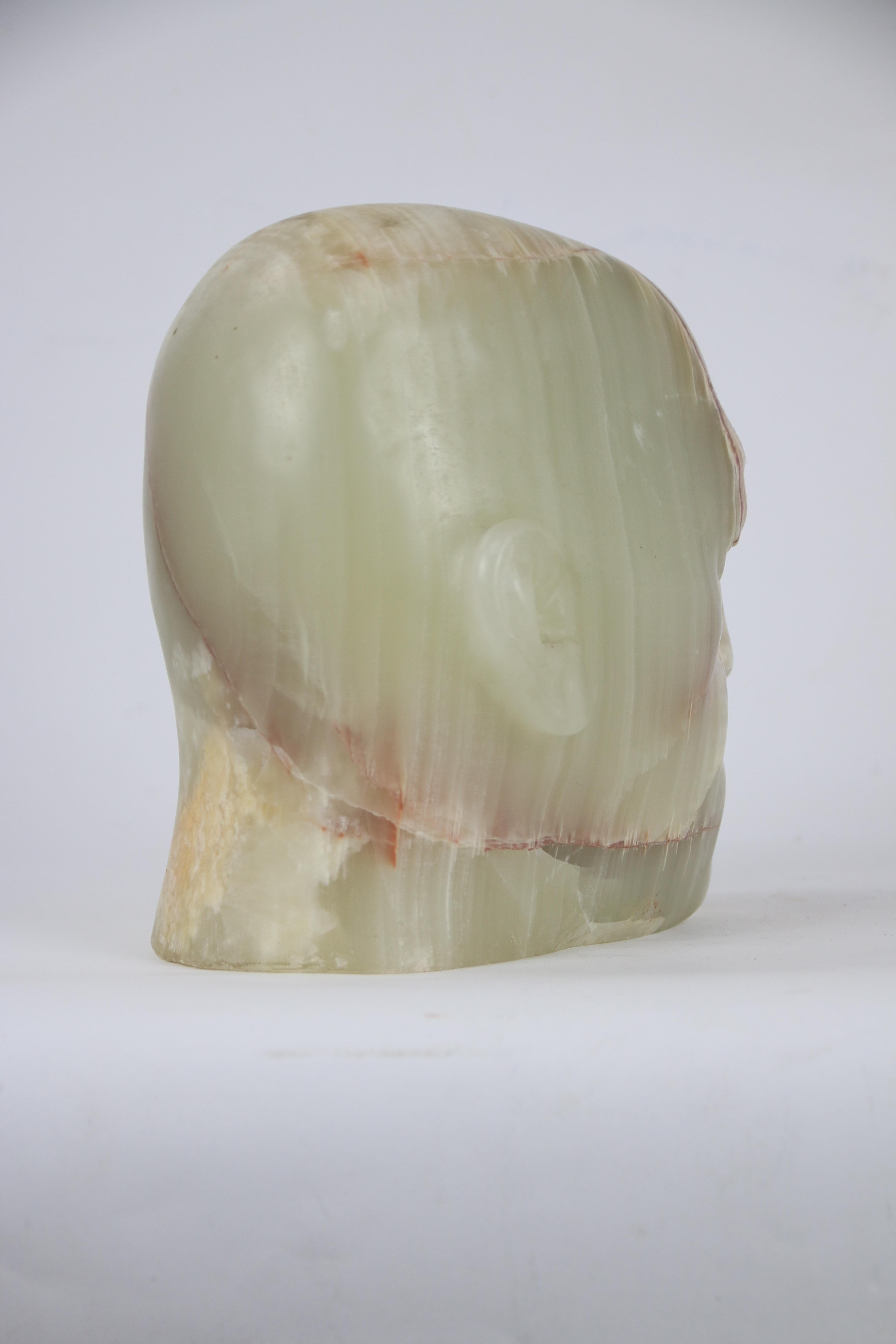 Scultura di testa in alabastro traslucido con venature naturali espressive. Light in vendita 5
