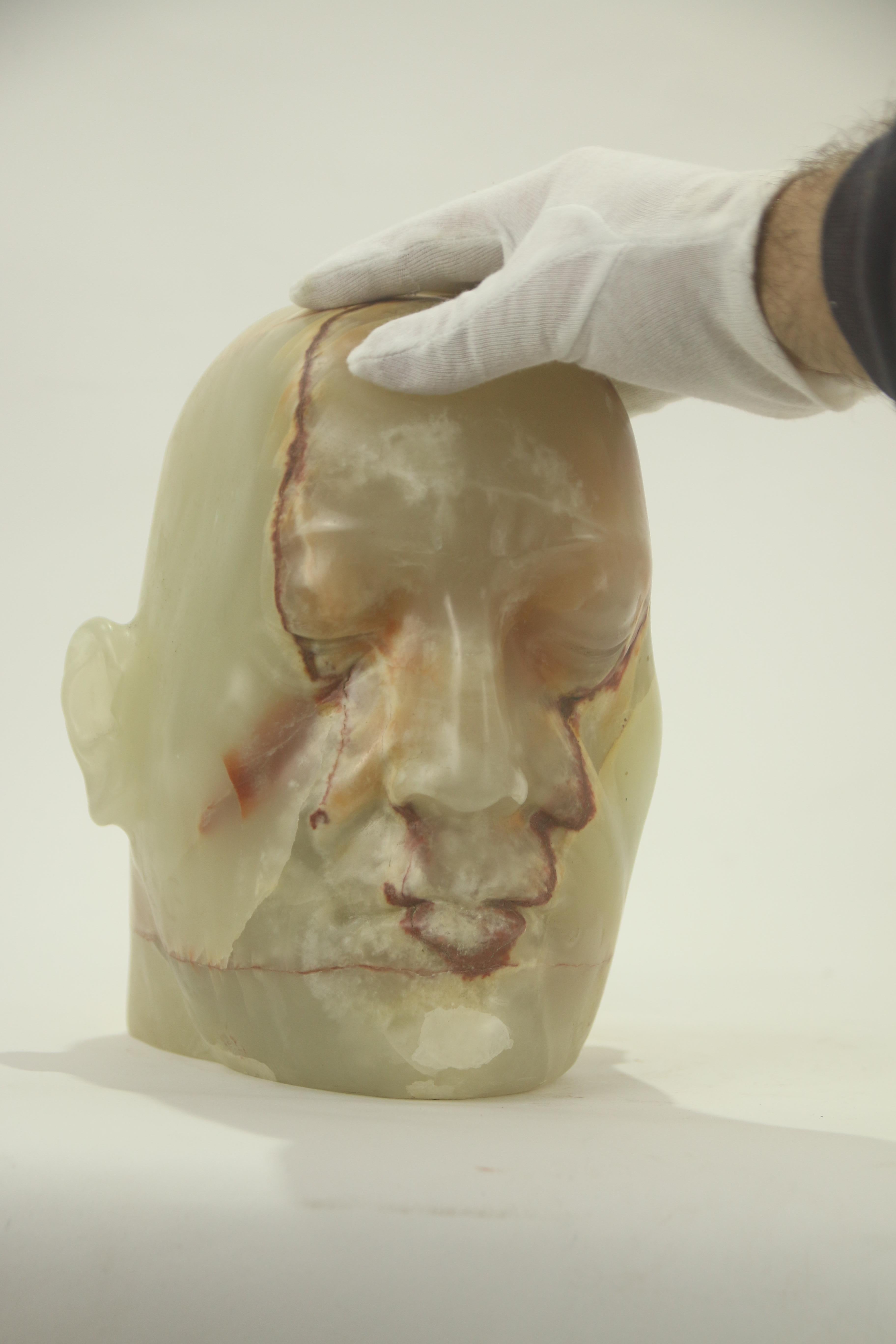Scultura di testa in alabastro traslucido con venature naturali espressive. Light - Sculpture di Óscar Aldonza Torres