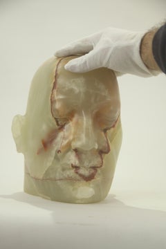 Escultura de Cabeza de Alabastro Translúcido con Expresivas Venas Naturales. Luz