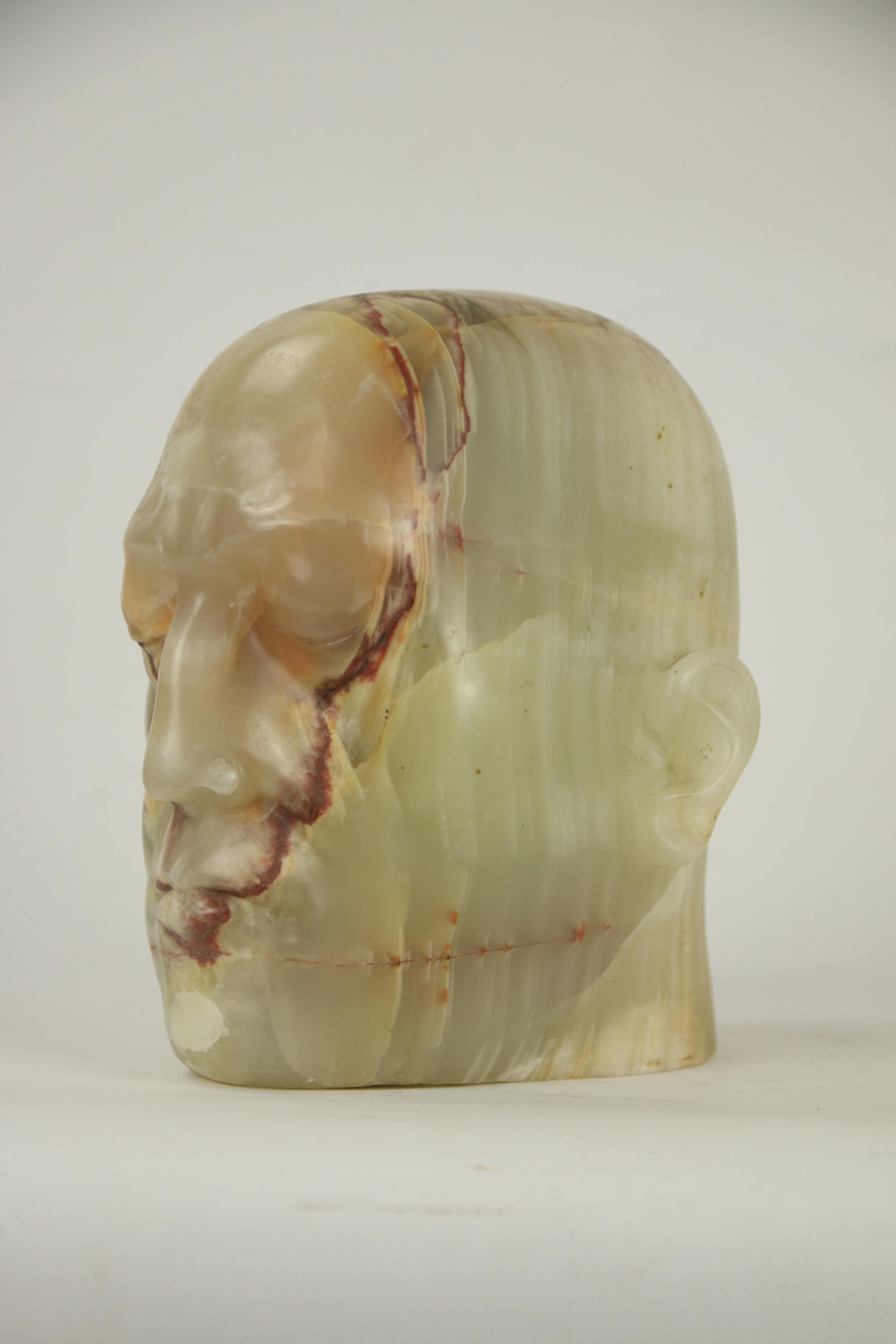 Scultura di testa in alabastro traslucido con venature naturali espressive. Light - Sculpture Espressionista di Óscar Aldonza Torres