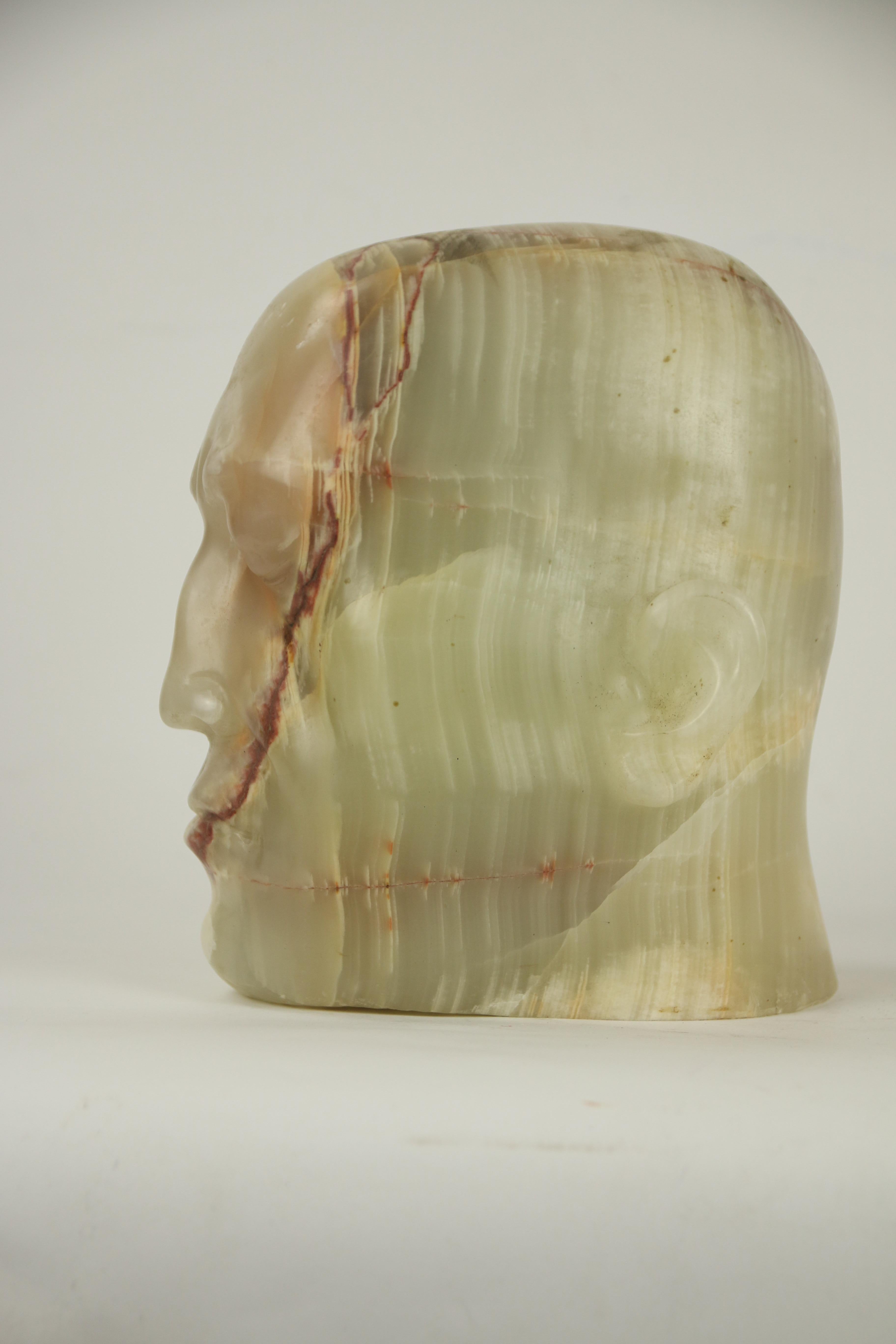 Scultura di testa in alabastro traslucido con venature naturali espressive. Light - Figurative Sculpture Beige di Óscar Aldonza Torres