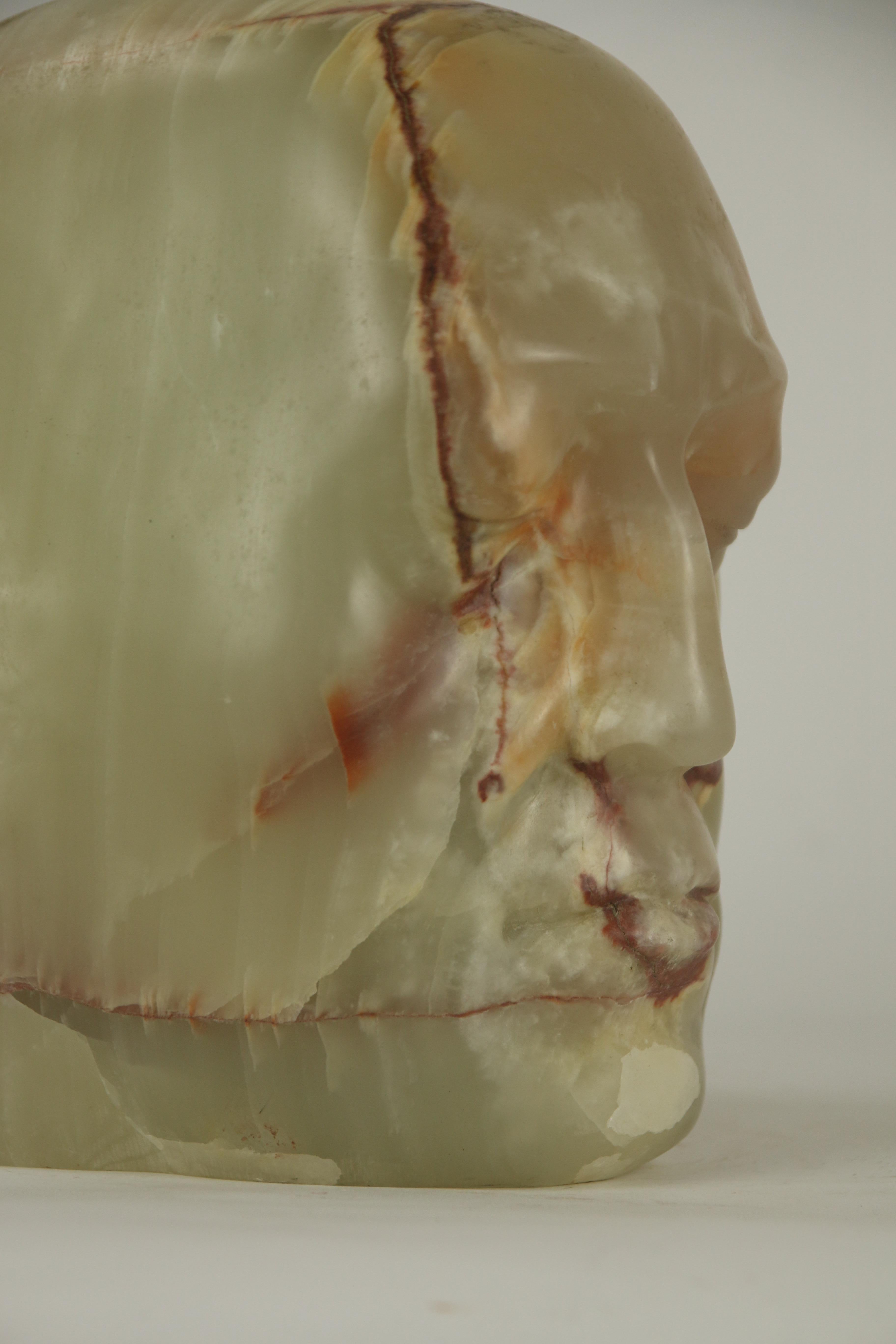 Scultura di testa in alabastro traslucido con venature naturali espressive. Light in vendita 1