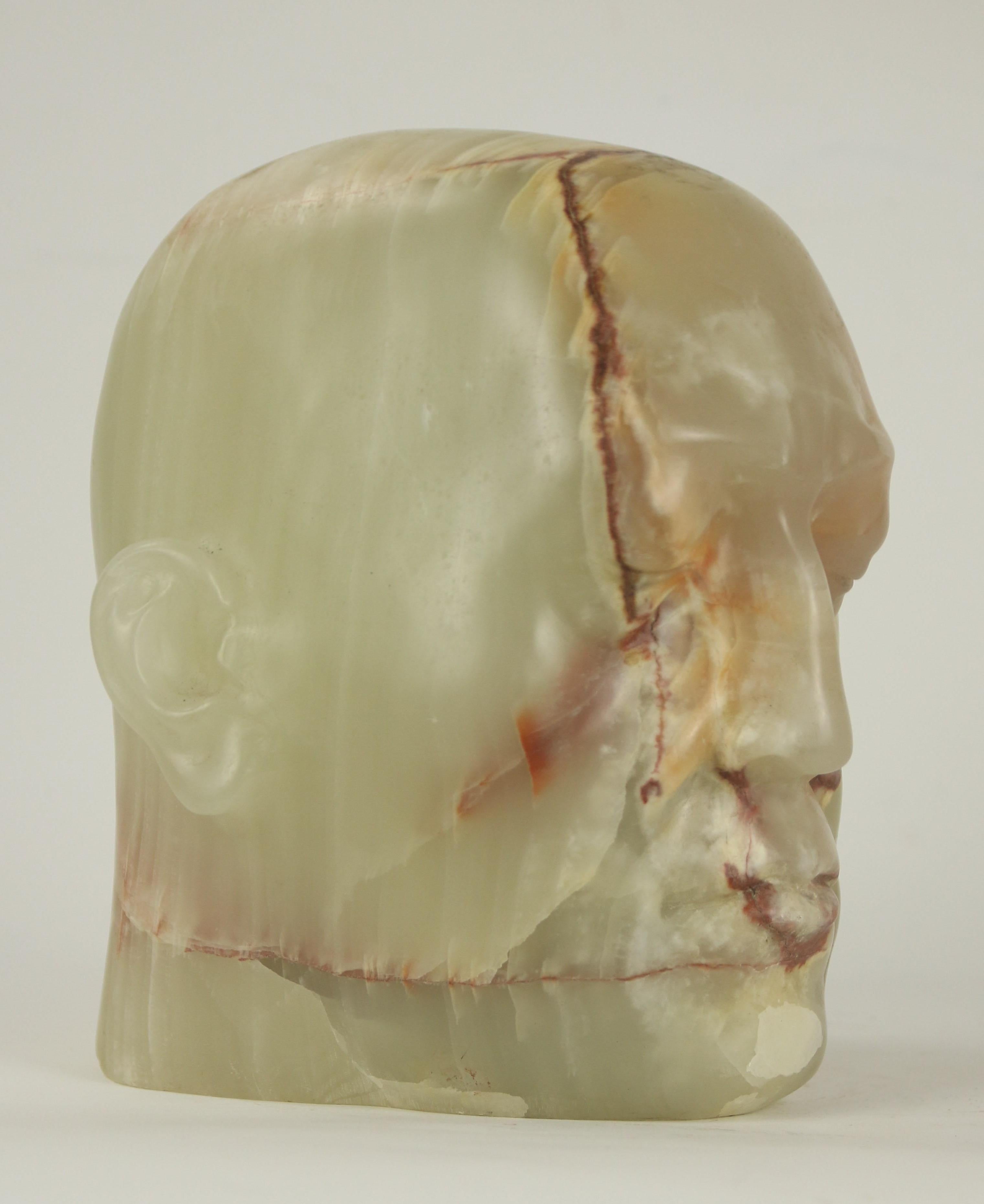 Scultura di testa in alabastro traslucido con venature naturali espressive. Light