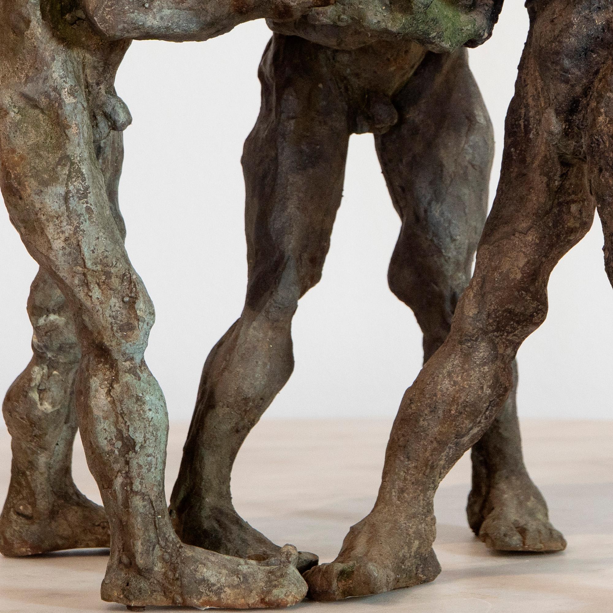 Trio di vagabondi terrestri - 2023, Scultura in bronzo a cera persa, Espressionista in vendita 5