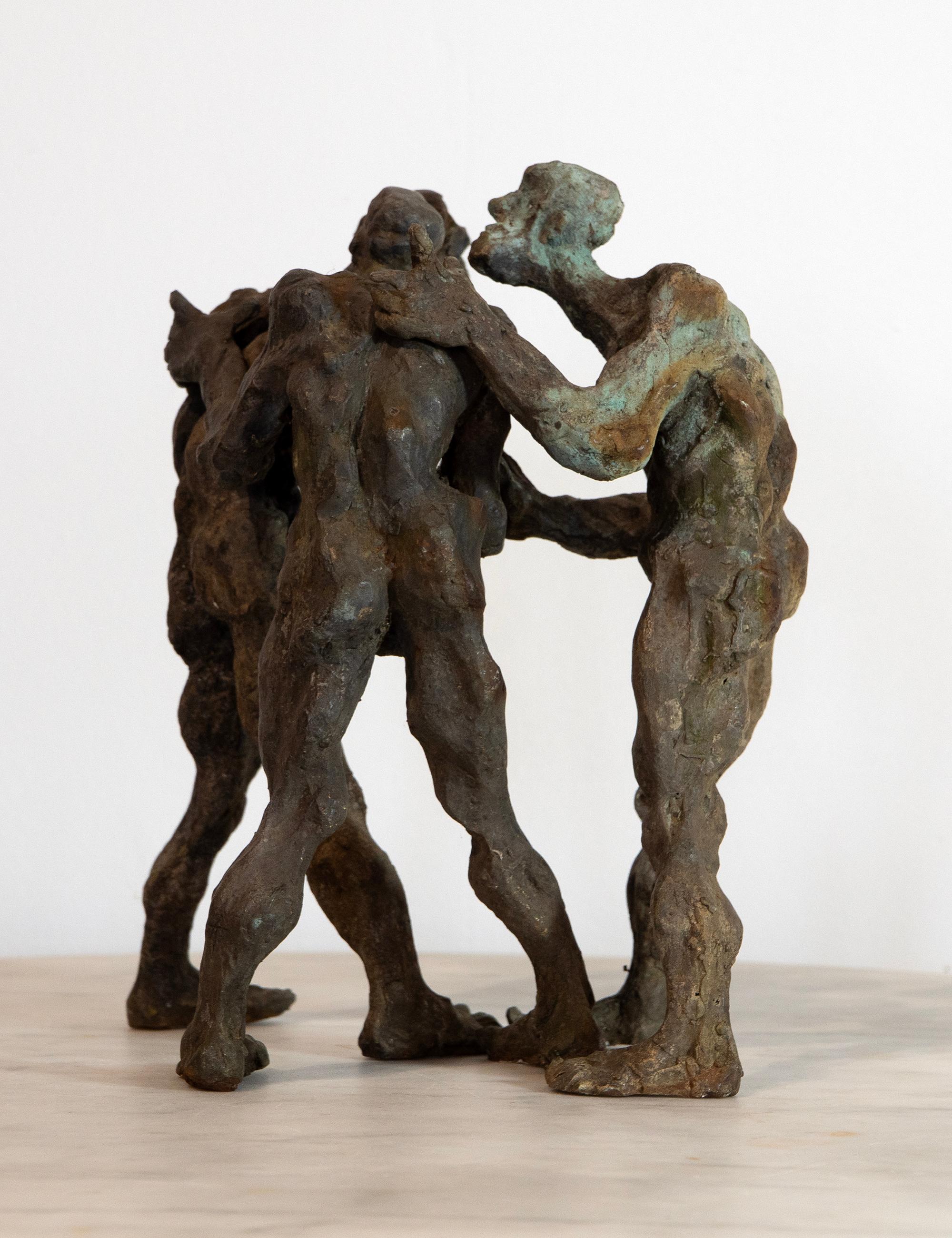Il trio di sculture espressioniste in bronzo a cera persa incanala forme organiche legate alla terra e texture grezze in un'esplorazione emotiva dell'identità e del viaggio esistenziale. Questa confezione, che rappresenta i numeri 3, 4 e 5 della