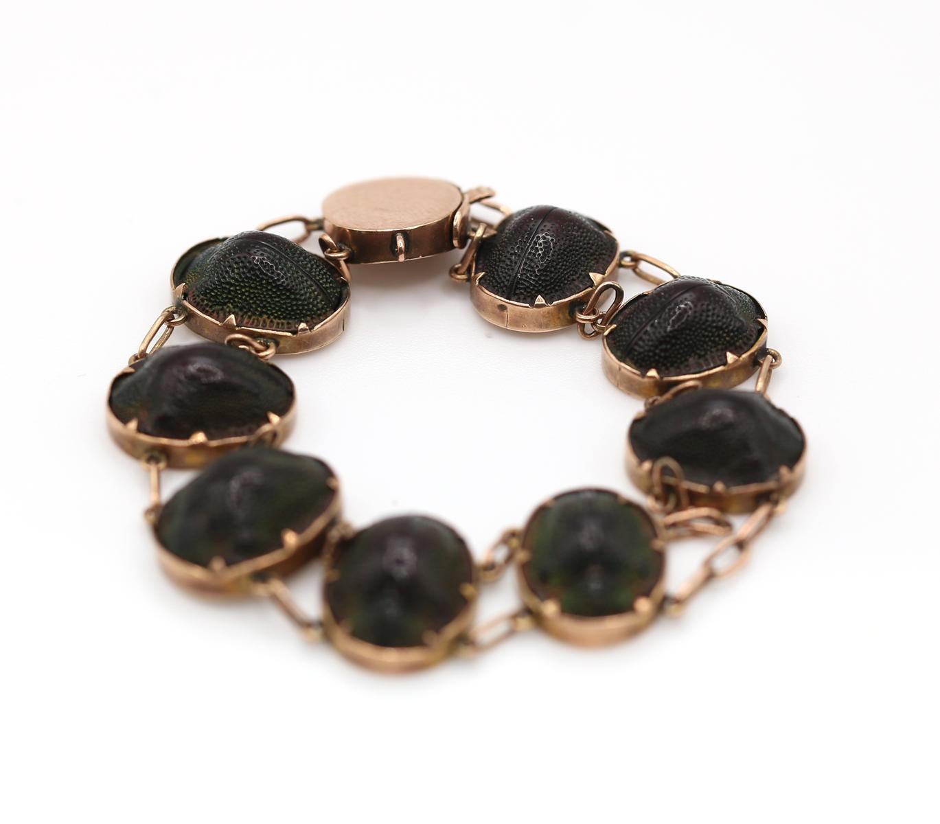 Bracelet de scarabée en or, néo-égyptien, 1900
Un bracelet néo-égyptien raffiné du début du XXe siècle en or 9 carats. Le modèle présente huit pinces de scarabée, reliées par des entretoises à double lien, et fermées par un fermoir ovale à poussoir.