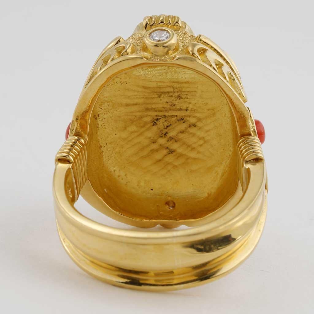 Taille ronde Bague Scarabée en or jaune 18 carats et lapis-lazuli en vente