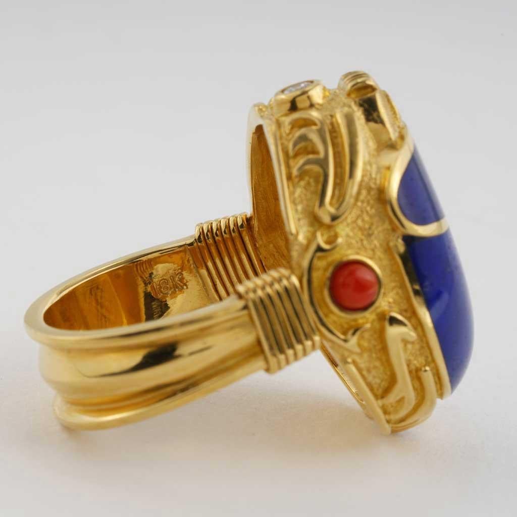 Round Cut Scarab Lapis Lazuli Ring 18K Yellow Gold For Sale