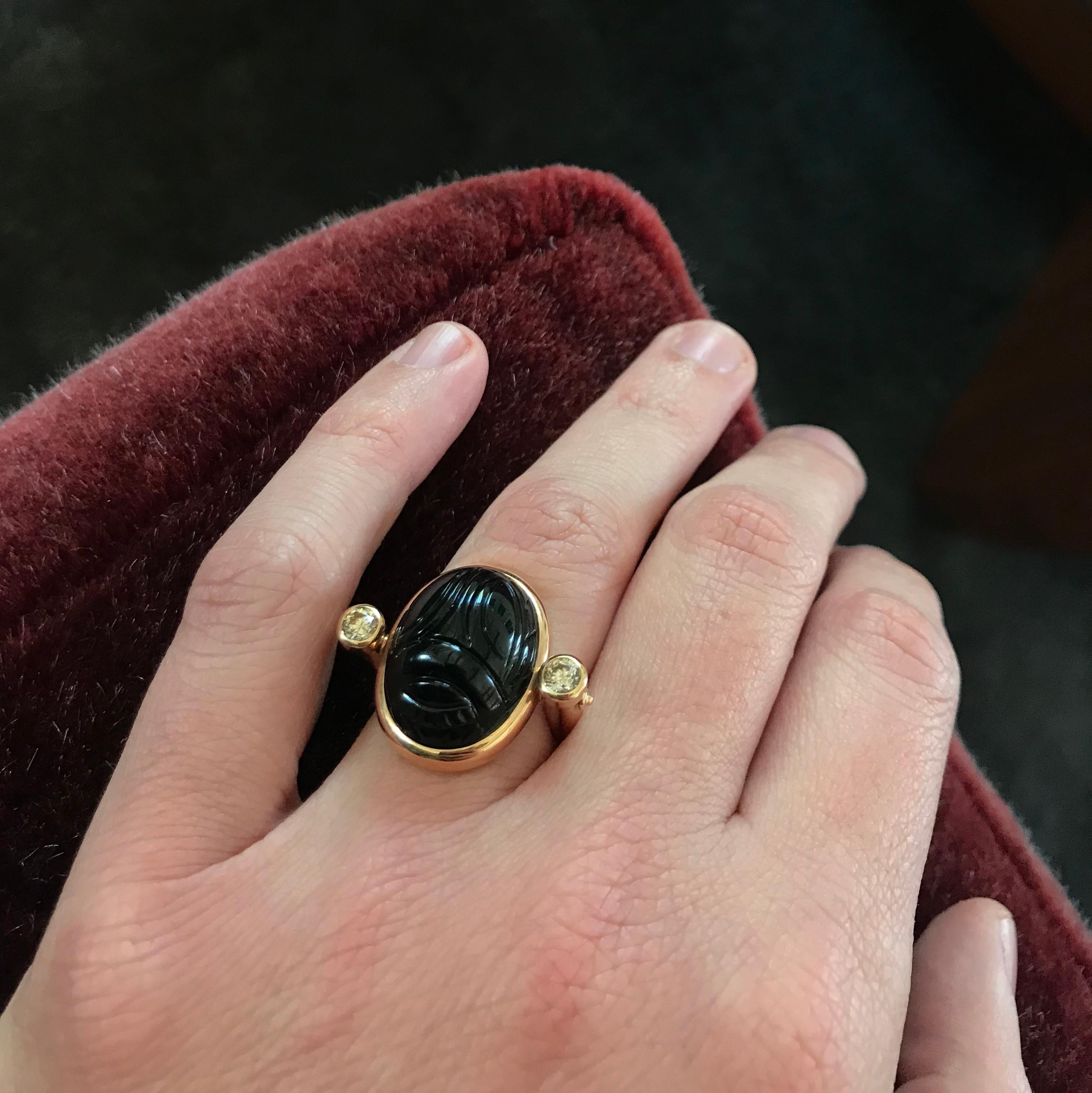 Scarab ring in 18 carat rose gold, 1 onyx 20.35 ct, 2 cognac diamonds 0.49 ct

The most popular and widely recognised collection by Colleen B. Rosenblat. Engraved with the characteristic scarab motif, these colourful gems have been considered as