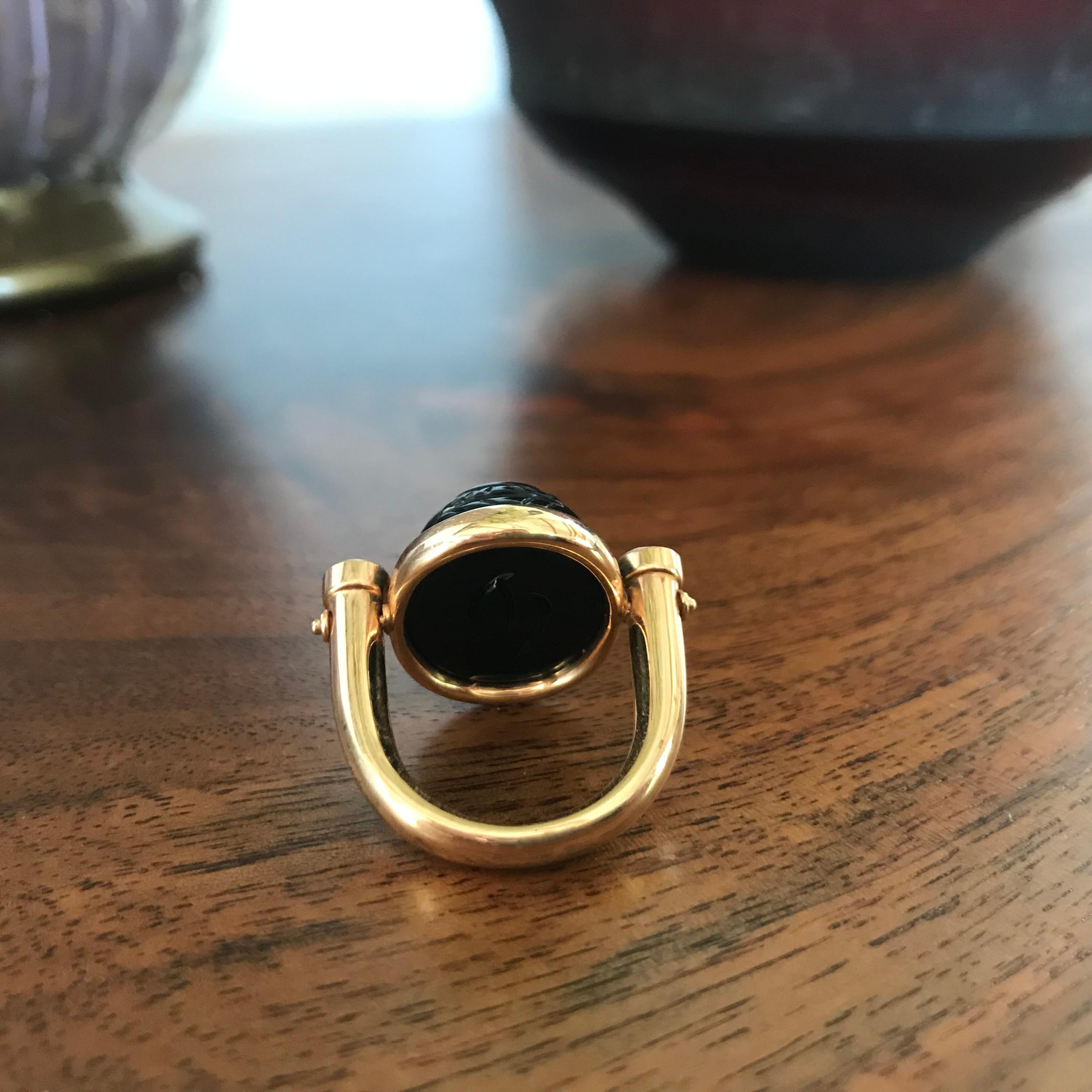 Round Cut Scarab ring in 18 carat rose gold, 1 onyx 20.35 ct, 2 cognac diamonds 0.49 ct