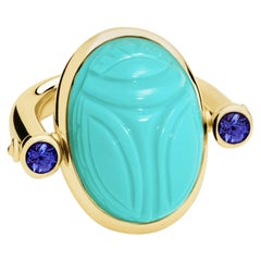 Bague Scarabée en or jaune 18 carats:: Turquoise 20.67 Carat:: Saphirs 0.61 Carat