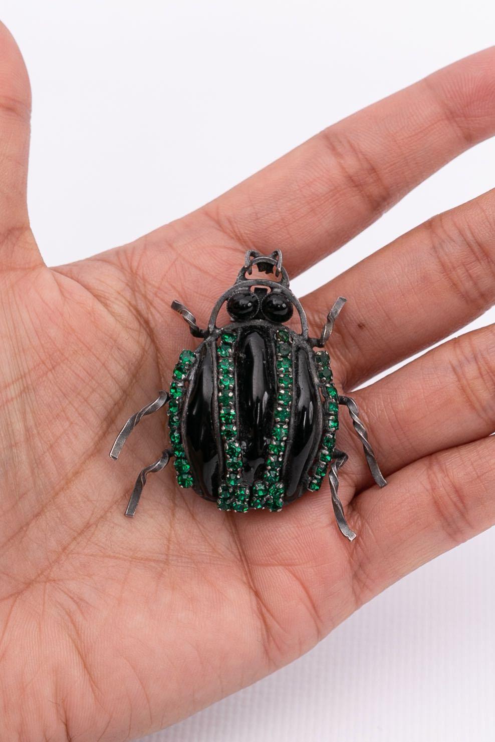 ANONYMOUS Blackened silver-plated brooch with glass paste and rhinestones, representing a scarab.

Condition:
Very good condition.

Measurements:
4 cm x 3 cm (1.57