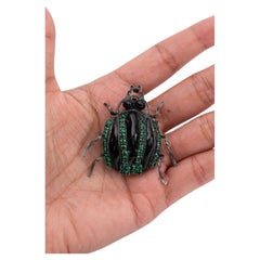 Broche de pasta de vidrio en forma de escarabajo
