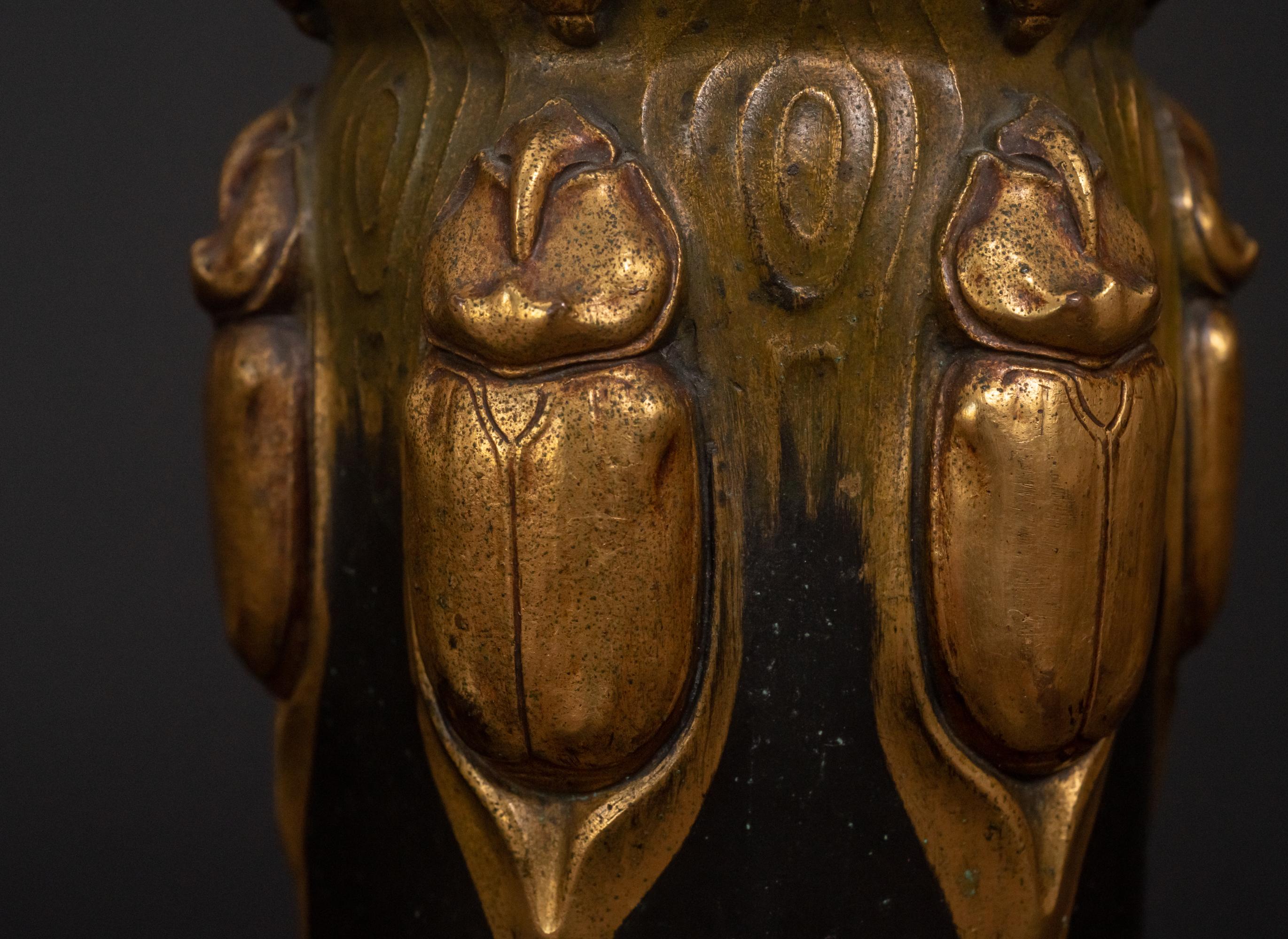 Doré Vase scarabée Art nouveau en bronze par Christofle en vente