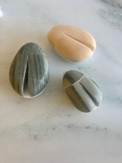 Scarabeo, presse-papier sculptural en marbre blanc et rose