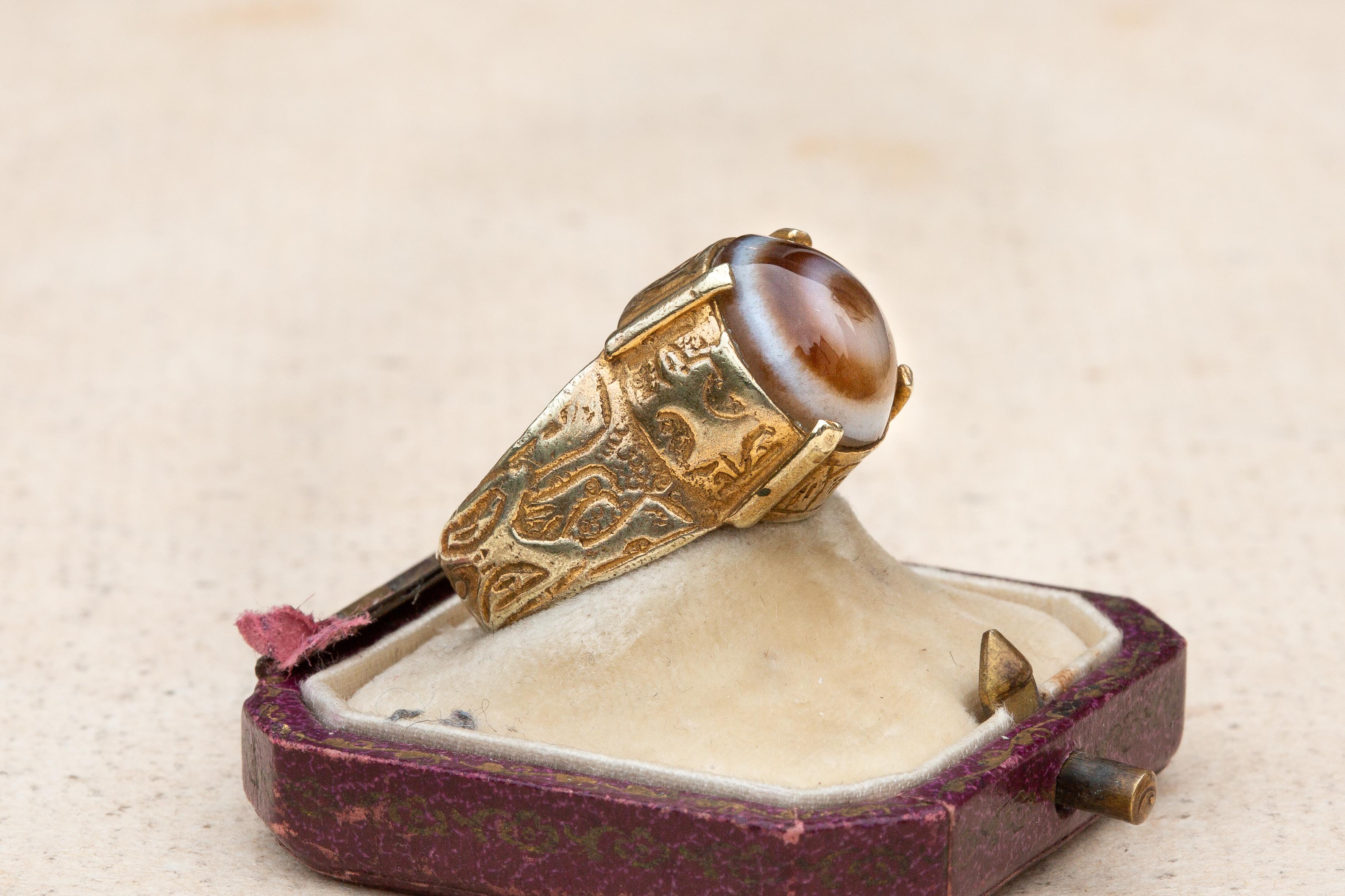 Scarce 13th-14th Century Islamic Late Seljuk Empire Gold and Eye Agate Ring For Sale 4