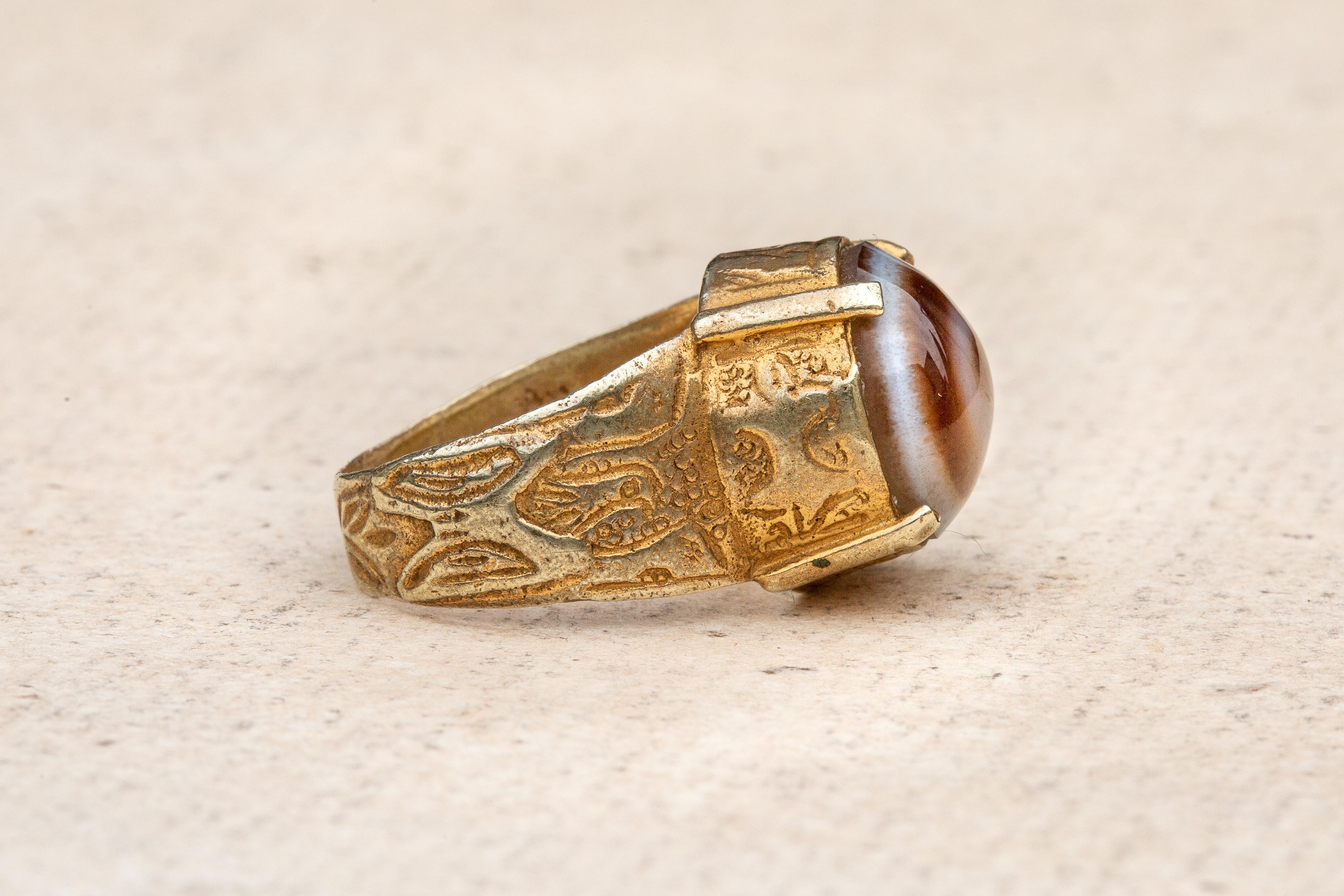 Scarce 13th-14th Century Islamic Late Seljuk Empire Gold and Eye Agate Ring For Sale 7