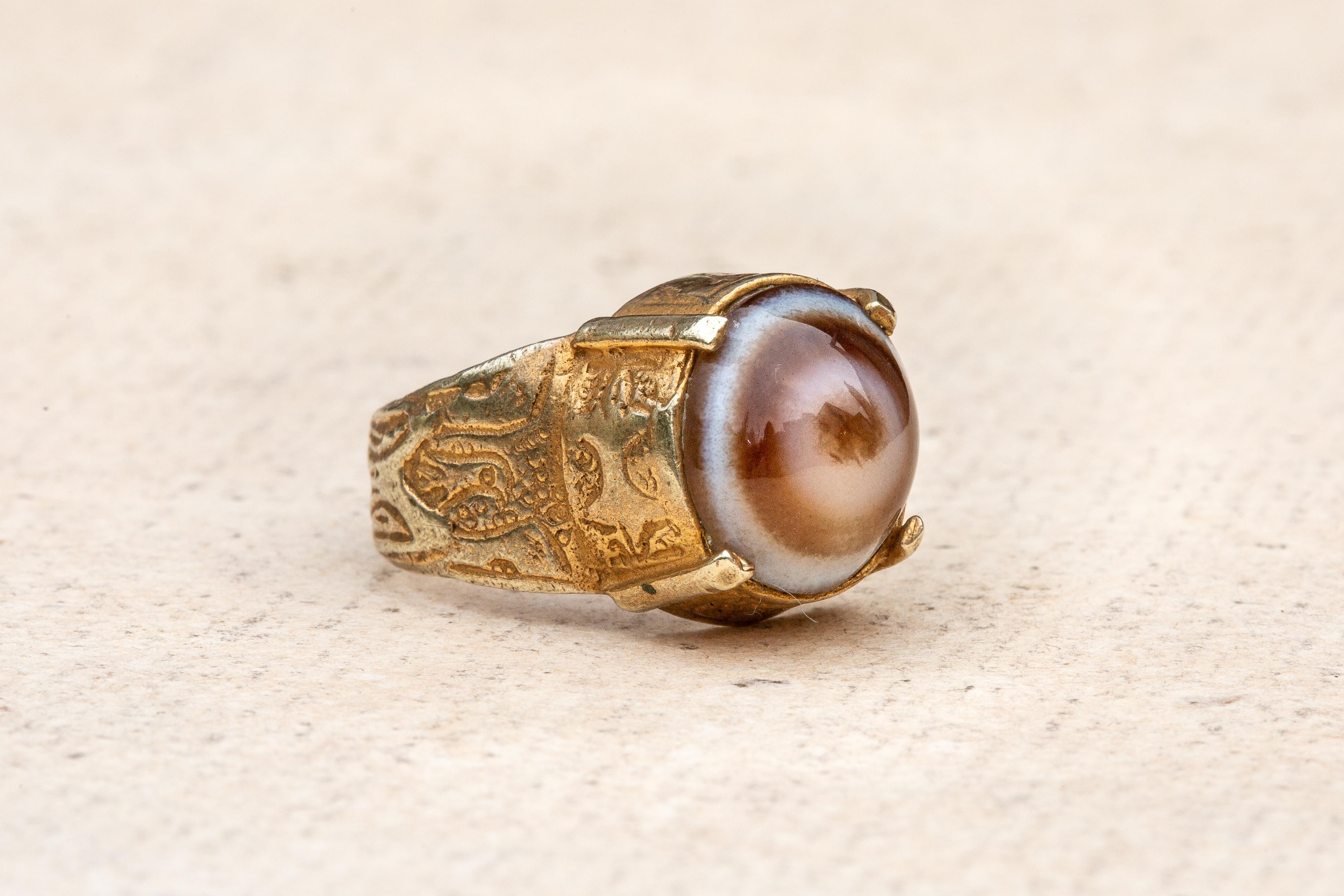 Scarce 13th-14th Century Islamic Late Seljuk Empire Gold and Eye Agate Ring For Sale 8