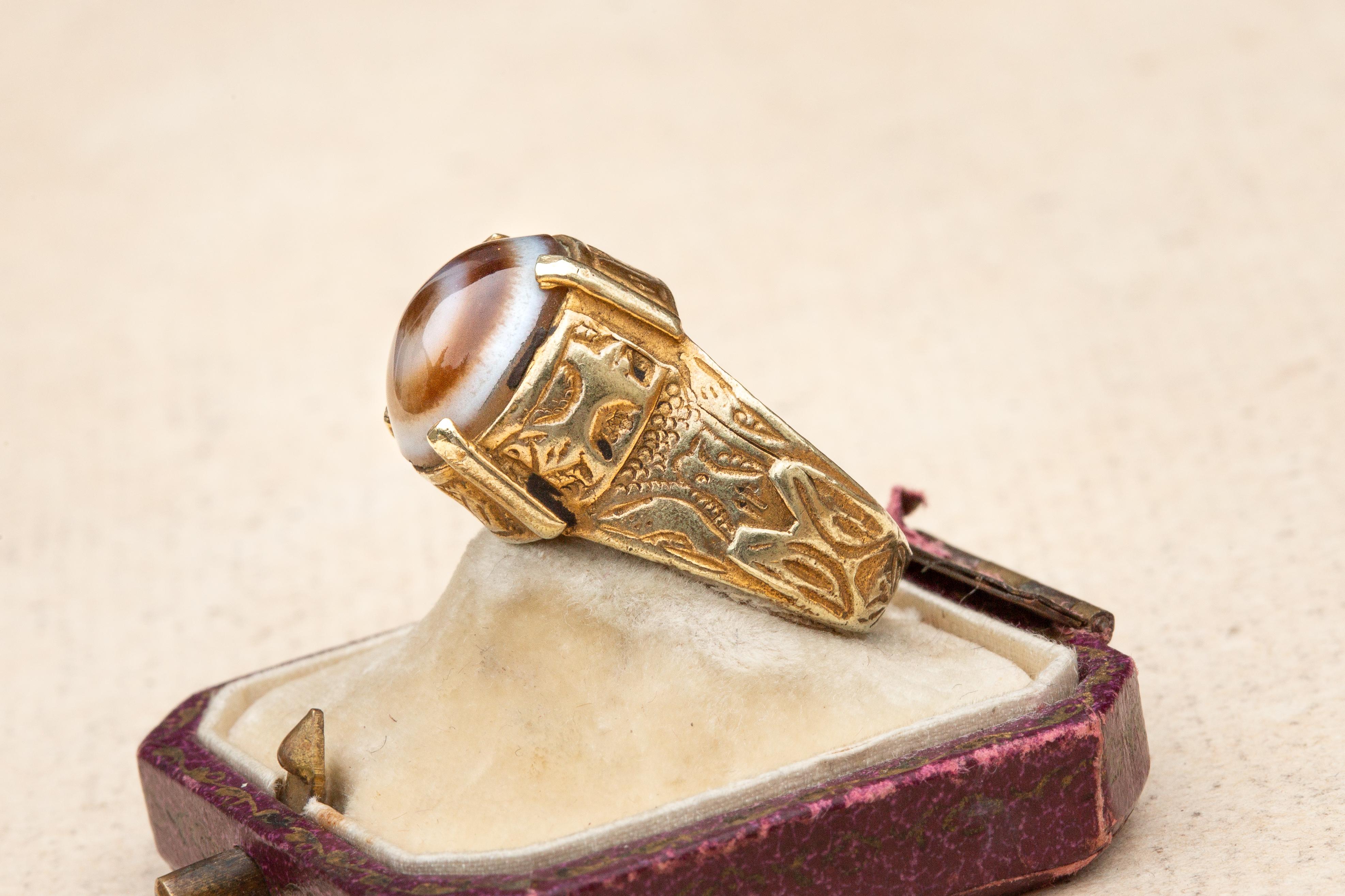 Women's or Men's Scarce 13th-14th Century Islamic Late Seljuk Empire Gold and Eye Agate Ring For Sale