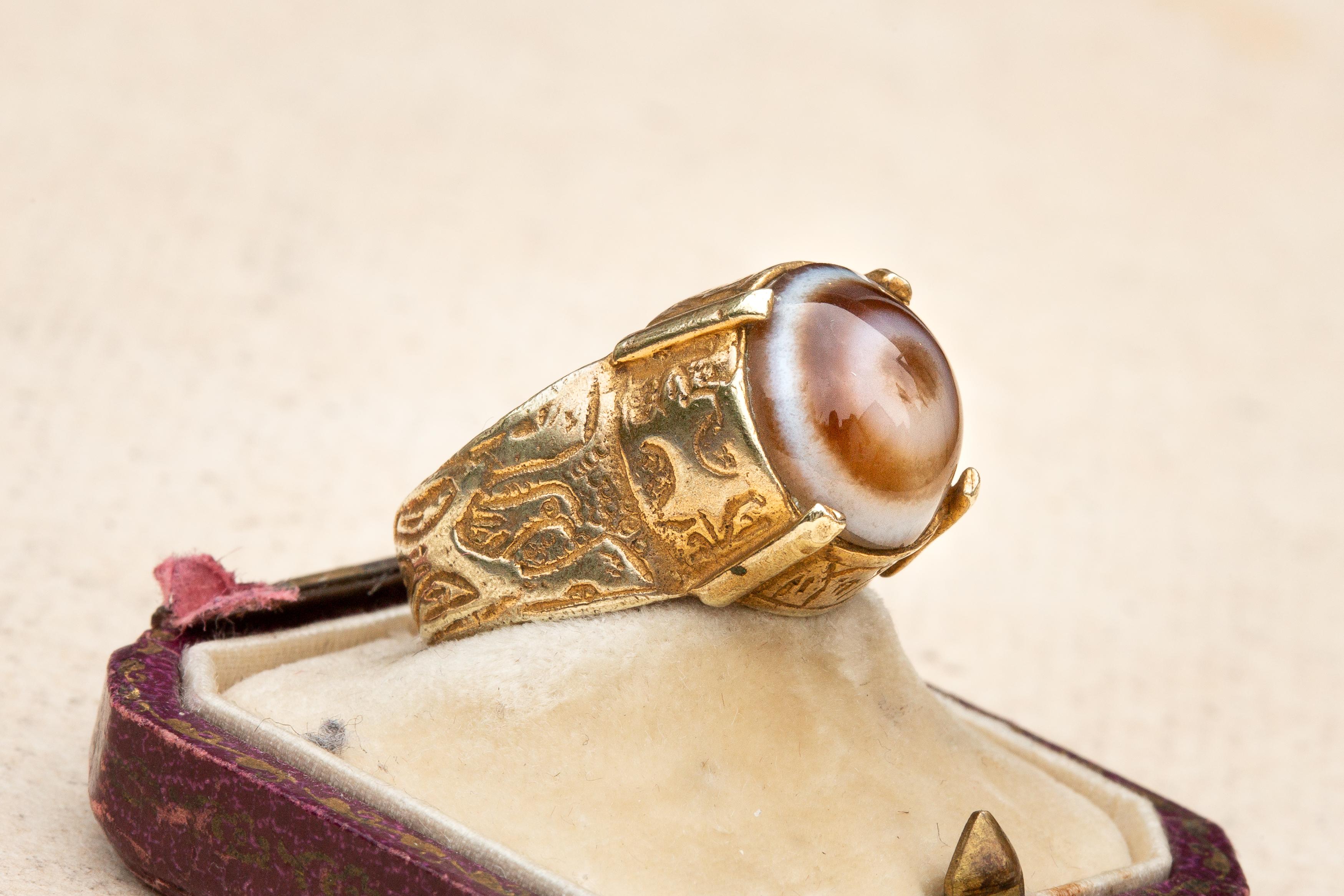 Scarce 13th-14th Century Islamic Late Seljuk Empire Gold and Eye Agate Ring For Sale 1