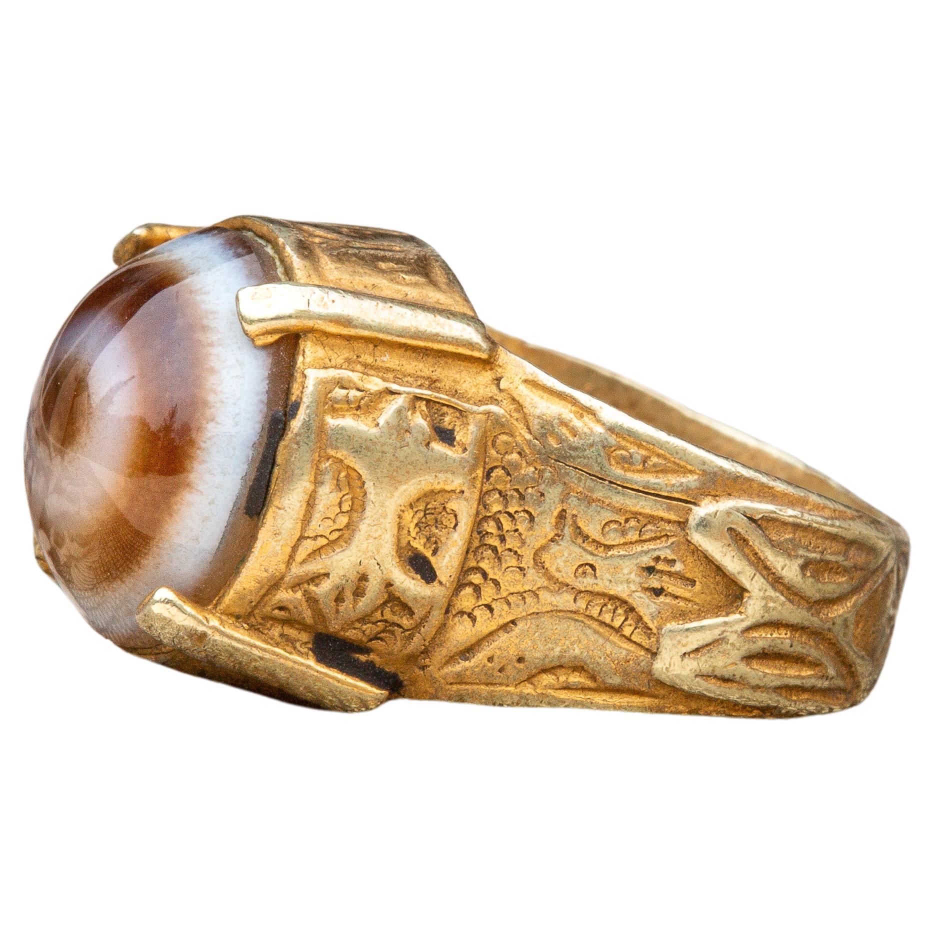 Seltener islamischer spät-seldschukischer Ring des 13. bis 14. Jahrhunderts aus Gold und Augenachat