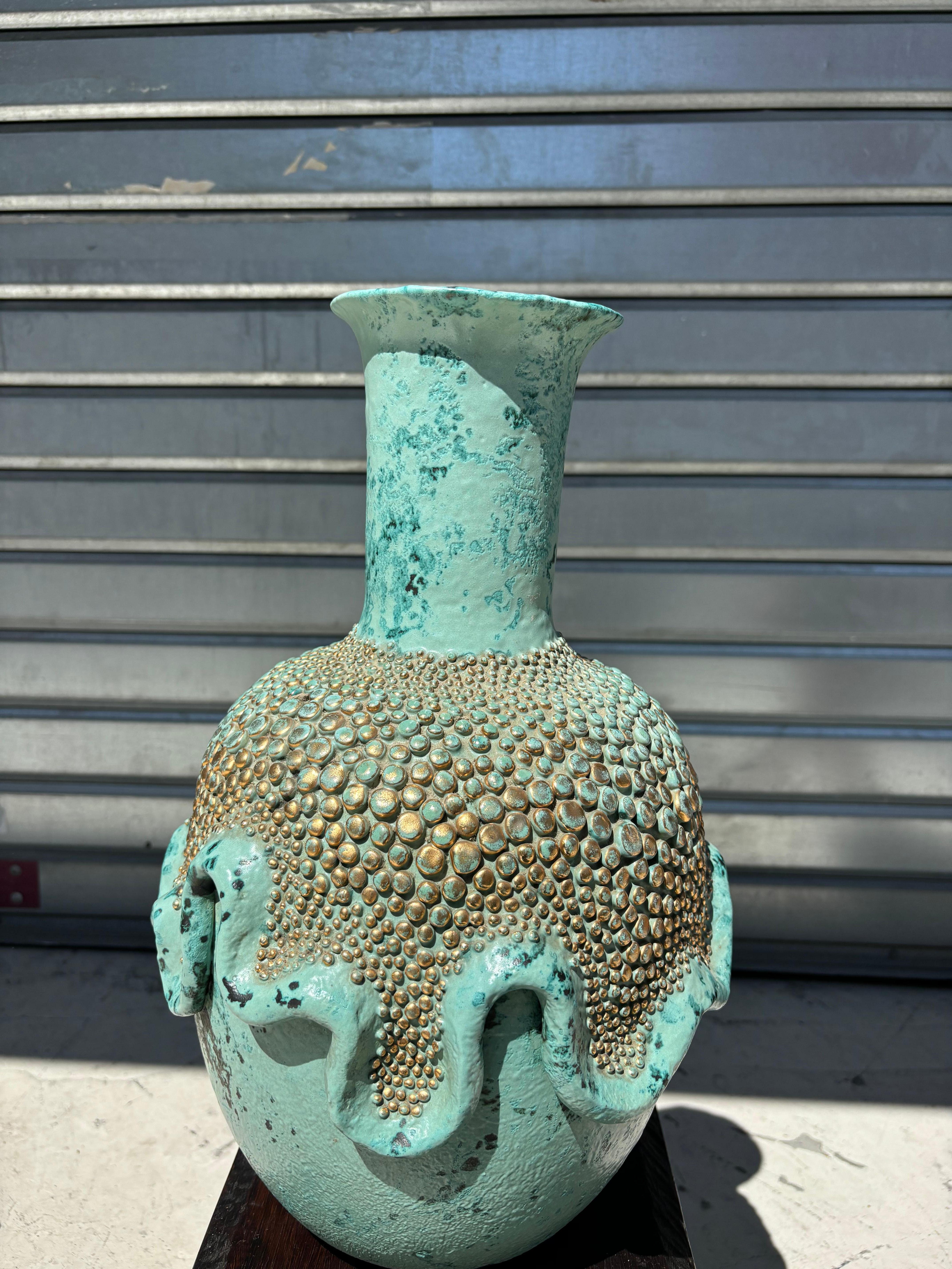 Très rare et impressionnant vase par Léon Arthur Tutundjian. 
Tutundjian est un artiste peintre avant-gardiste, pionnier de l'art abstrait.

En 1929, Tutundjian fut l'un des fondateurs du groupe Art Concret avec Otto Gustav Carlsund, Theo van