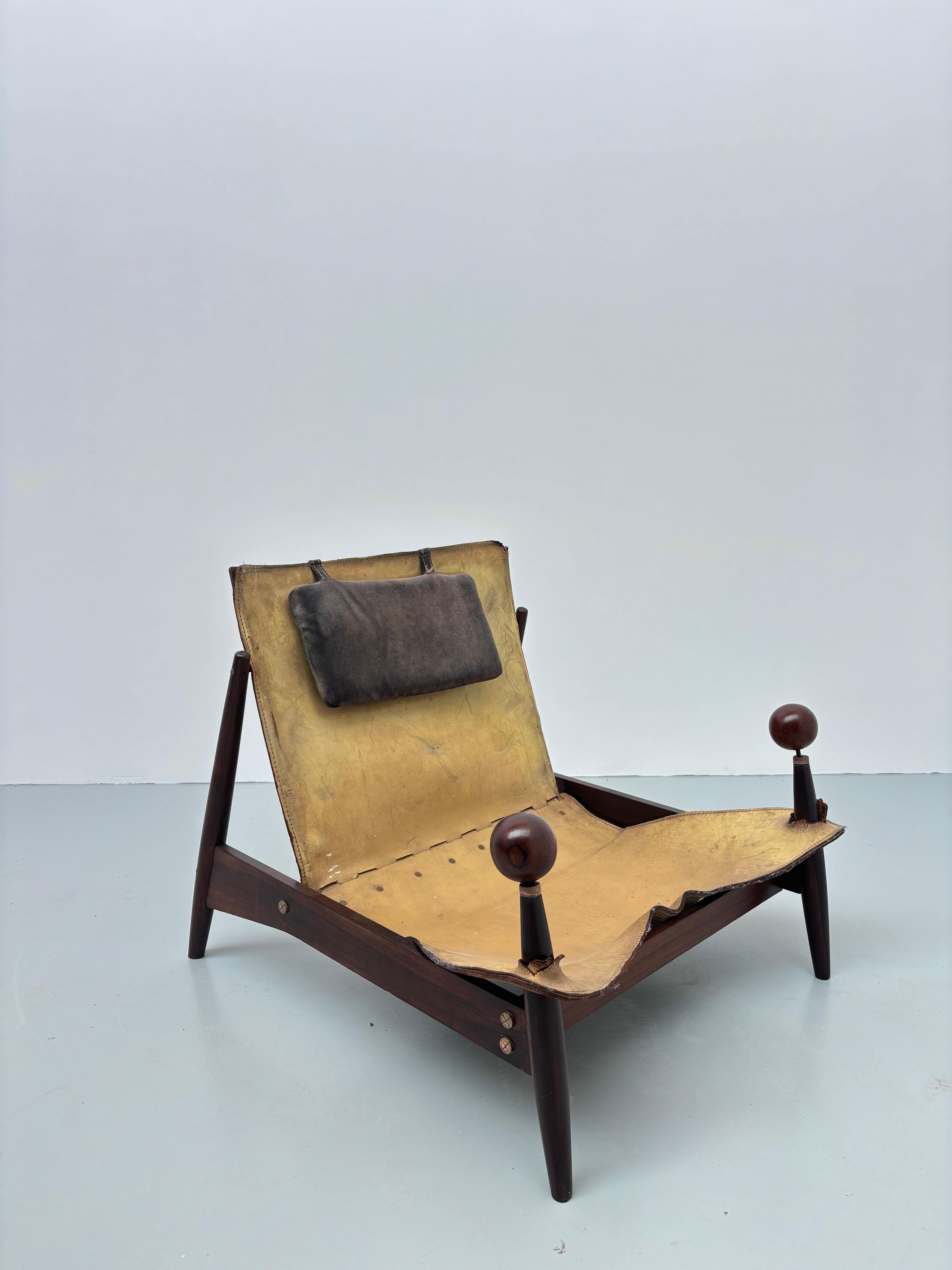 Rare fauteuil par Liceu de Artes E Officios, 
Longuement attribué à Jorge Zalzsupin. 
Dans son jus. 