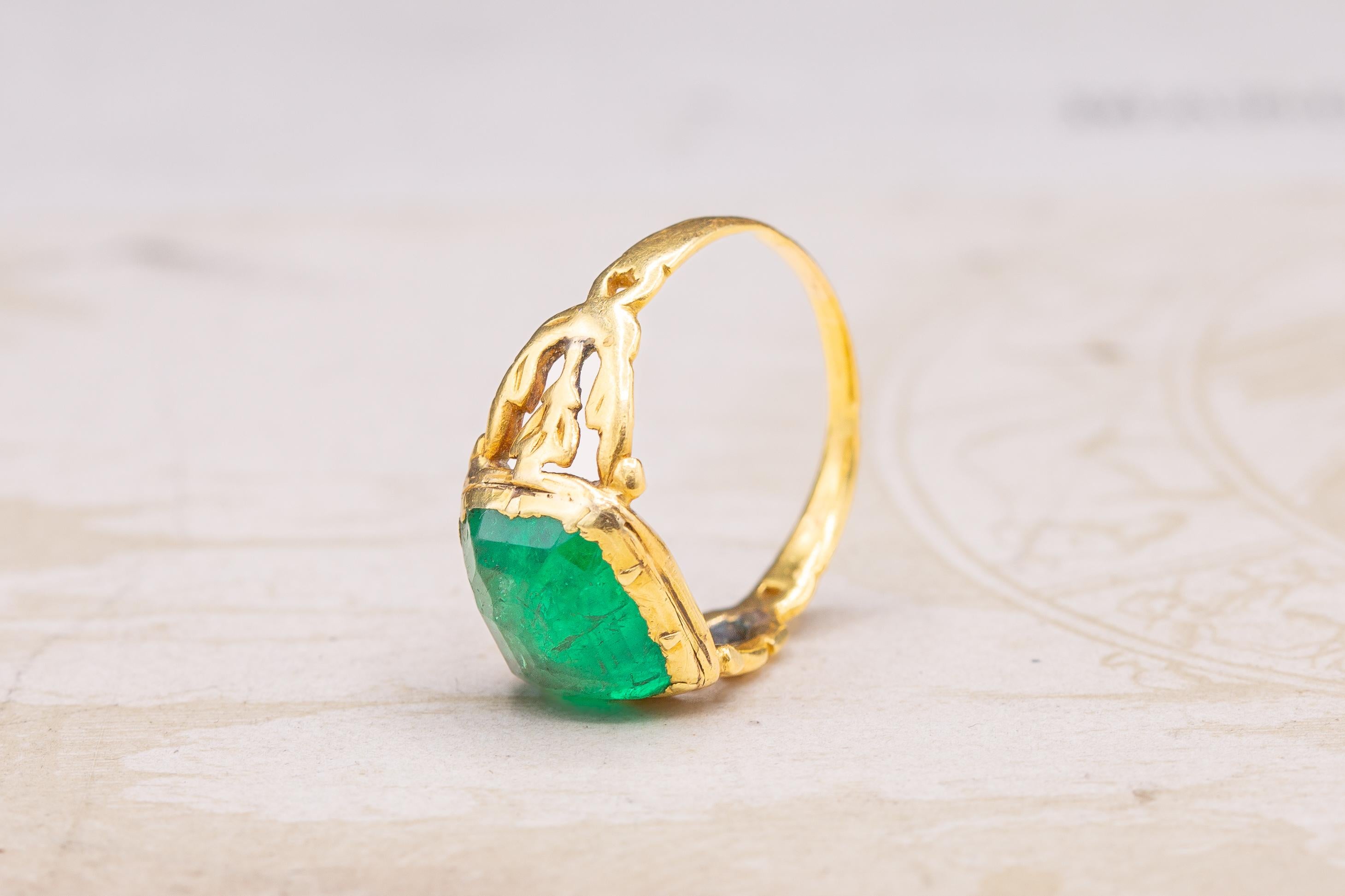 Scarce Antique 18th Century Mughal 5ct Colombian Emerald Gold Ring Certified  For Sale 5