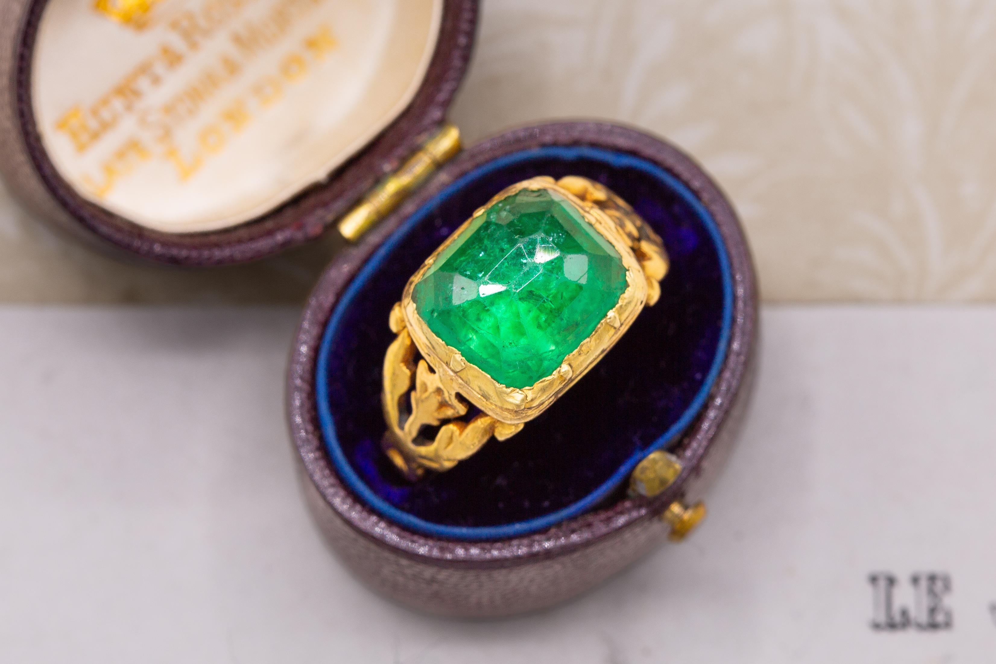 Rare bague moghol du 18ème siècle en or certifiée avec émeraude colombienne de 5 carats  en vente 9