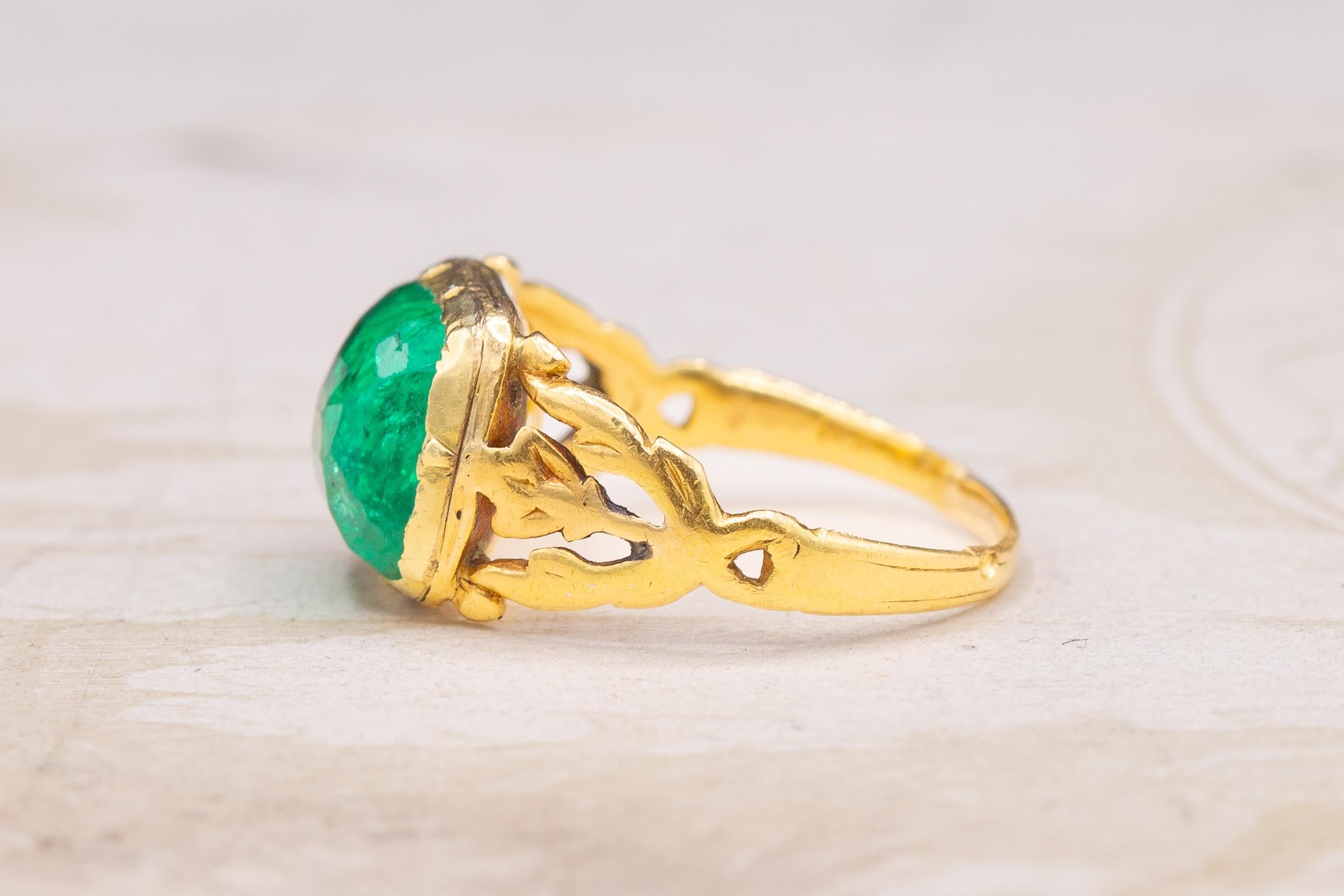Scarce Antique 18th Century Mughal 5ct Colombian Emerald Gold Ring Certified  In Good Condition For Sale In London, GB