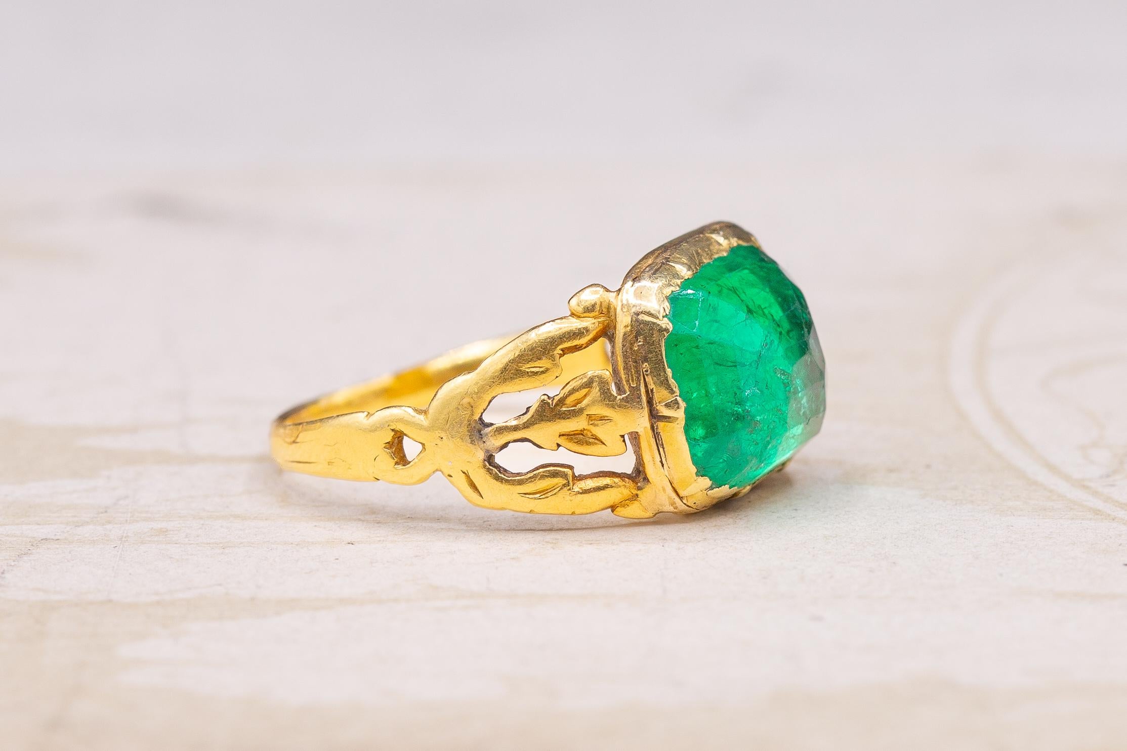 Scarce Antique 18th Century Mughal 5ct Colombian Emerald Gold Ring Certified  For Sale 2