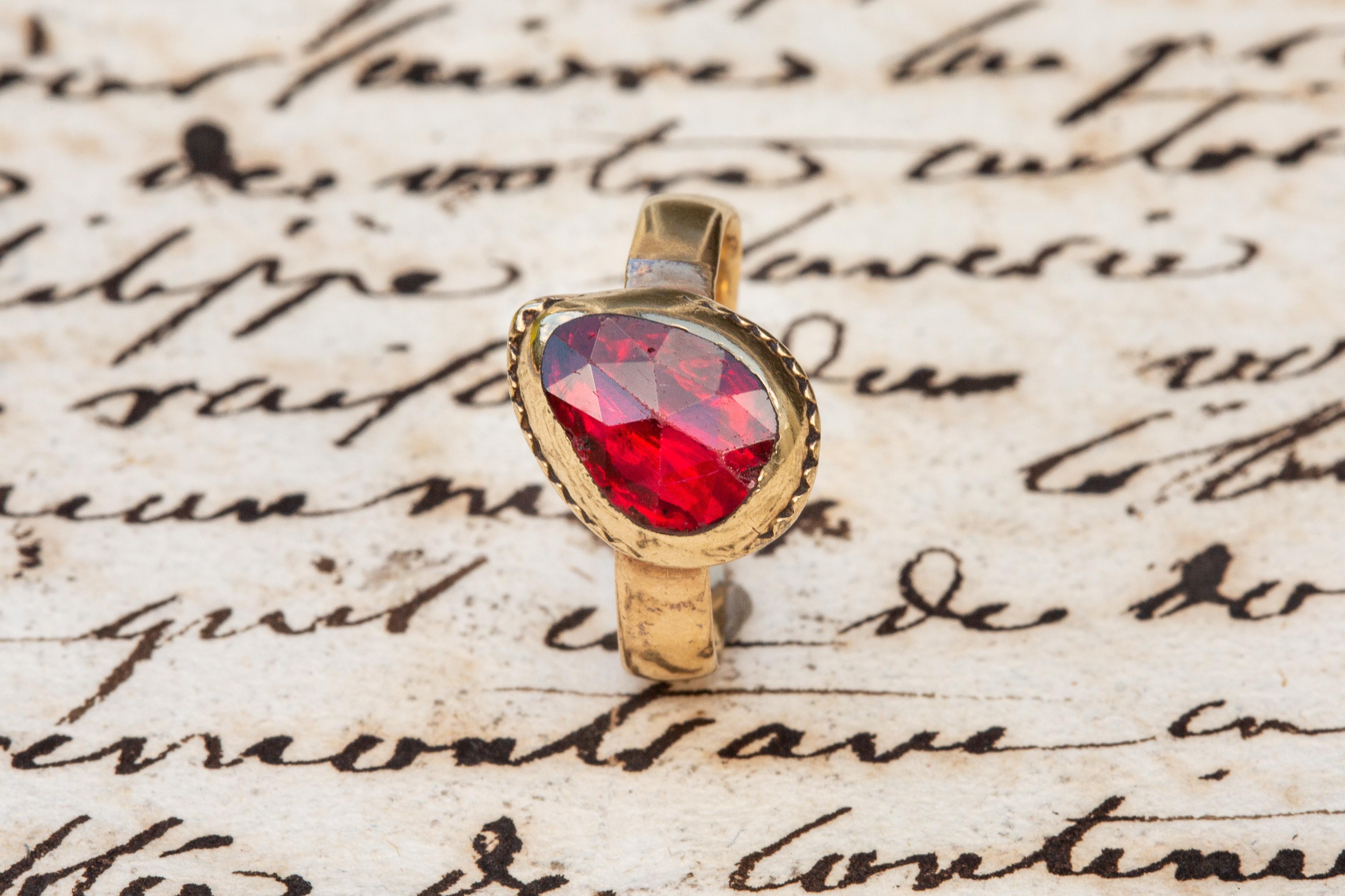 Rare bague catalane ancienne du 18ème siècle en or avec grenat de Perpignan taillé en rose en vente 1