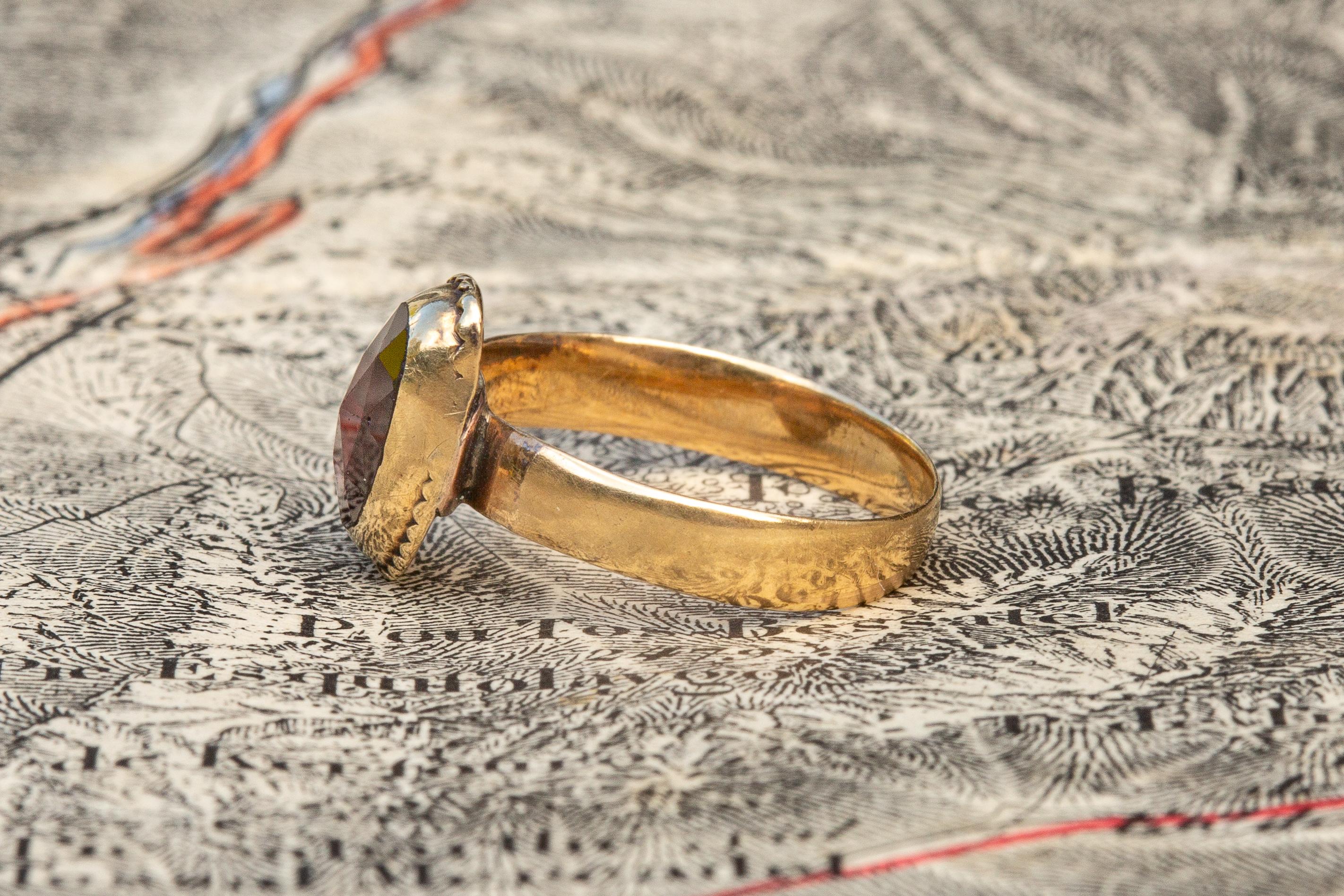 Scarce Antique Catalan 18th Century Gold Foiled Rose Cut Perpignan Garnet Ring In Good Condition For Sale In London, GB