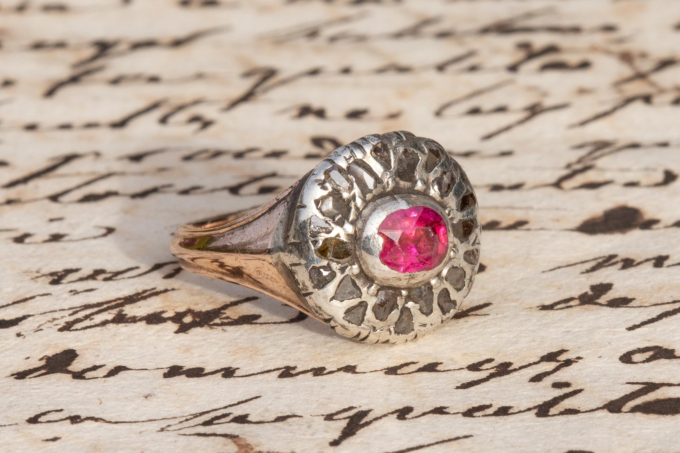 Seltener antiker georgianischer rosa Rubin- und Diamant-Blumen-Cluster-Ring um 1800, Italien (Antiker Kissenschliff) im Angebot